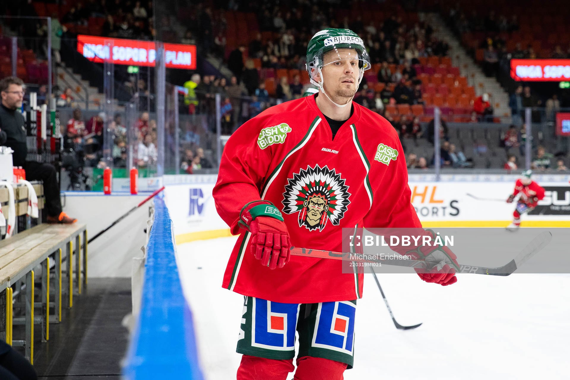 Frölundas Nicklas Lasu innan  ishockeymatchen i SHL mellan