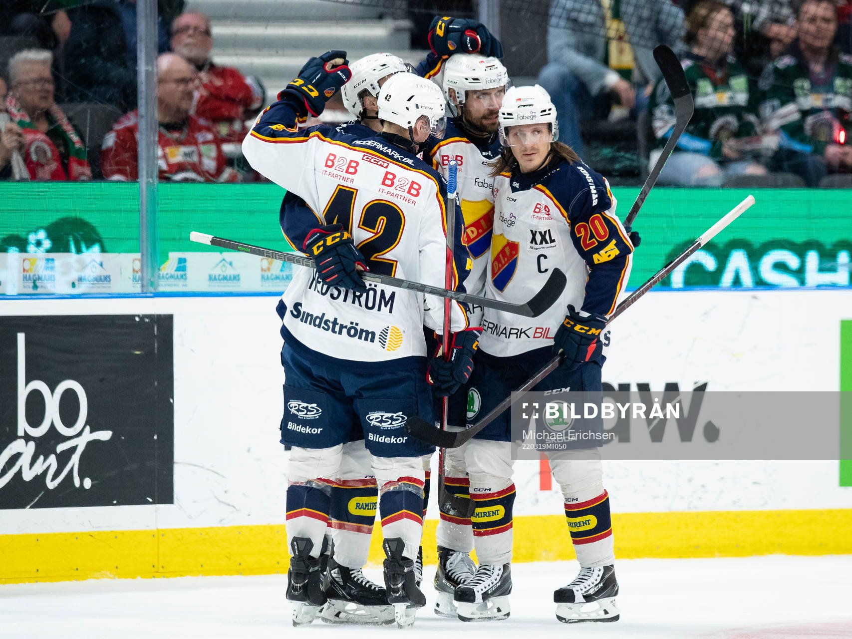 Djurgårdens Ludvig Rensfeldt jublar med lagkamrater