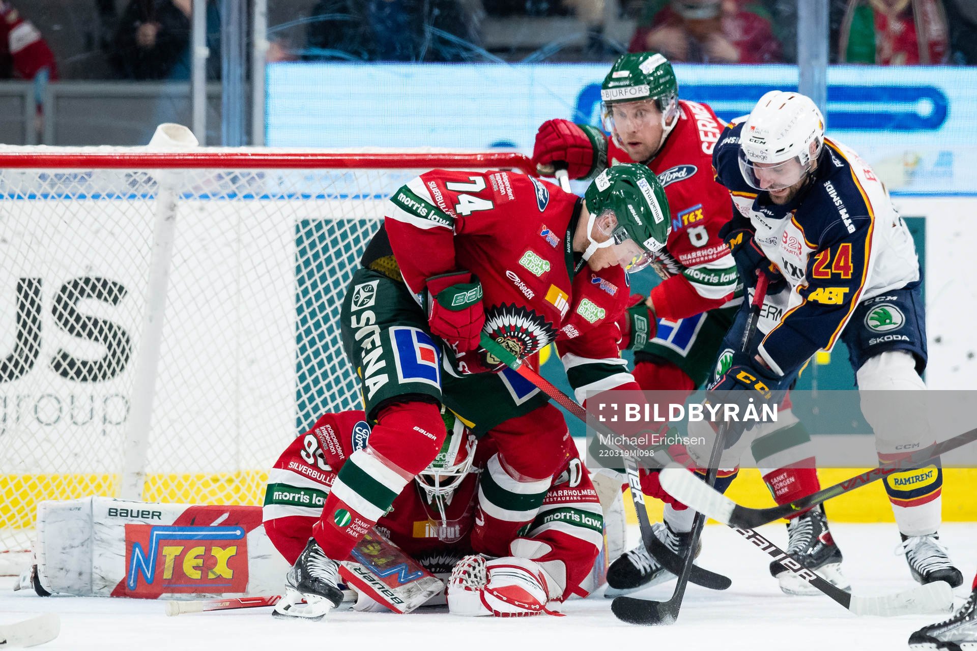 Frölundas målvakt Matthew Tomkins blockerar pucken bakom