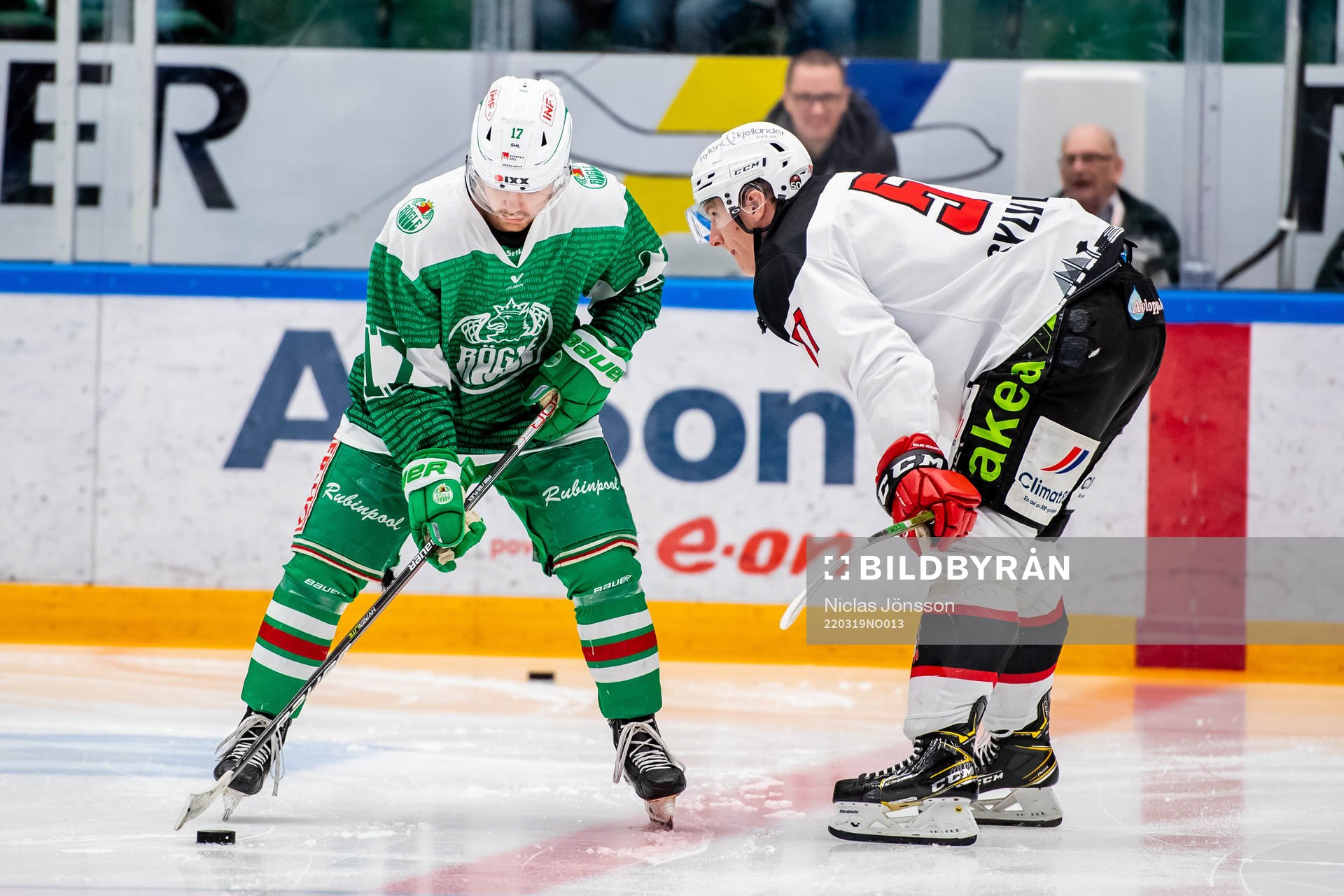 Rögles Philip Granath och Malmö Redhawks Emil Sylvegård