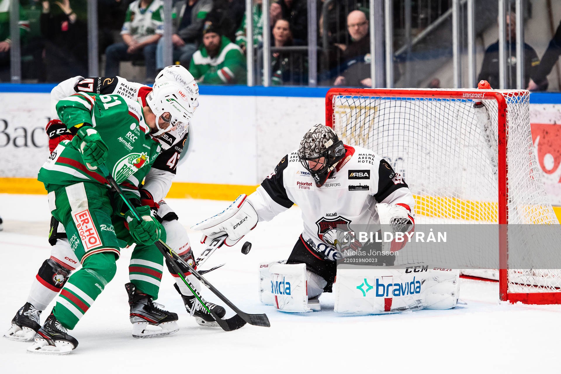 Rögles Ludvig Larsson mot Malmö Redhawks Joakim Ryan och