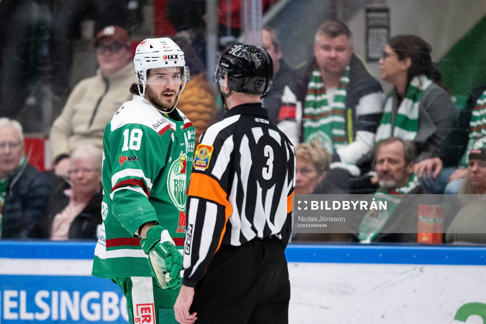 Rögles Dennis Everberg diskuterar med Domare Linus Öhlund
