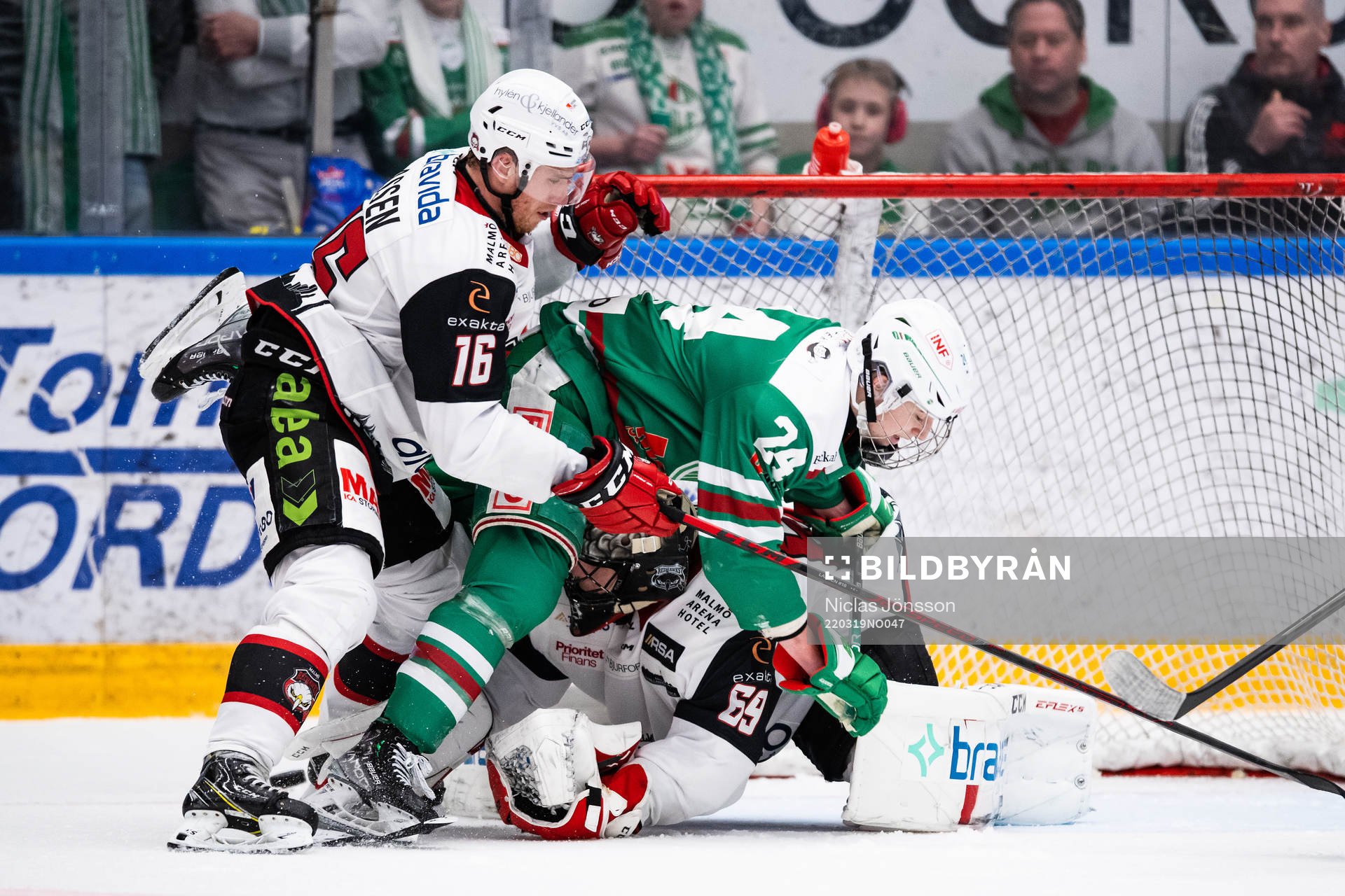 Rögles Marco Kasper mot Malmö Redhawks Matias Lassen och