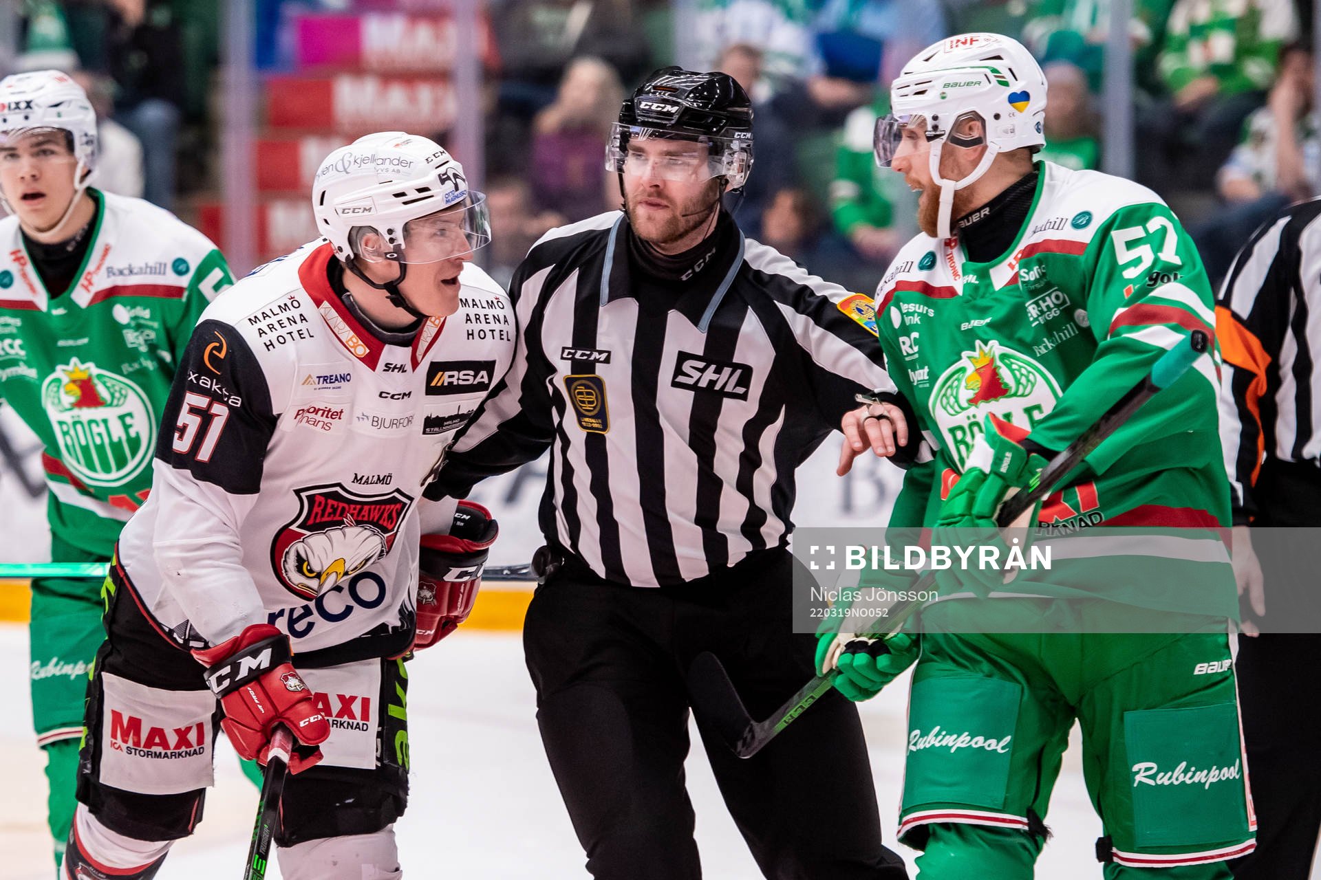 Malmö Redhawks Emil Sylvegård  och Rögles Vojtech Mozik