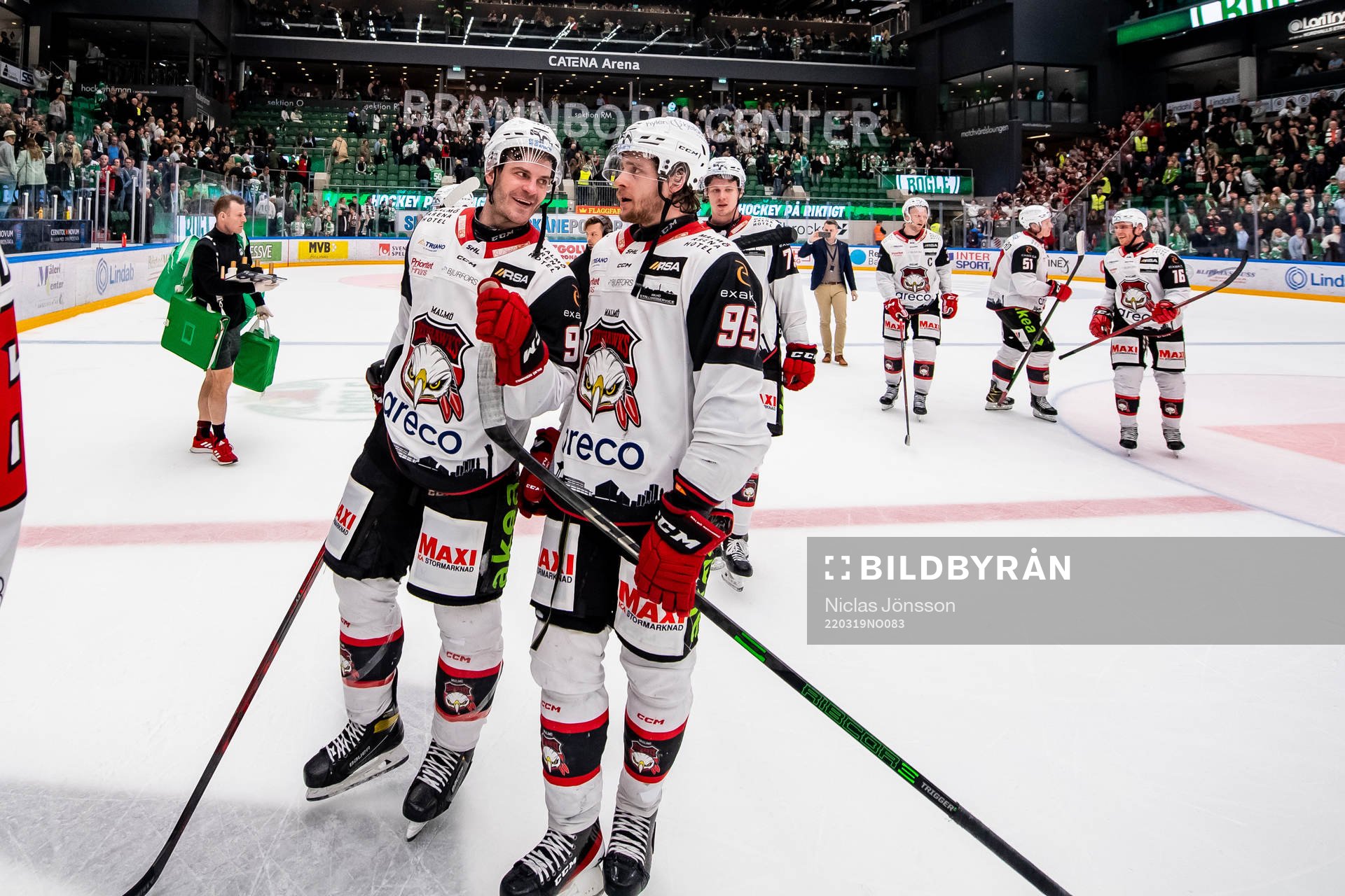 Malmö Redhawks Lance Bouma och Carl Persson jublar