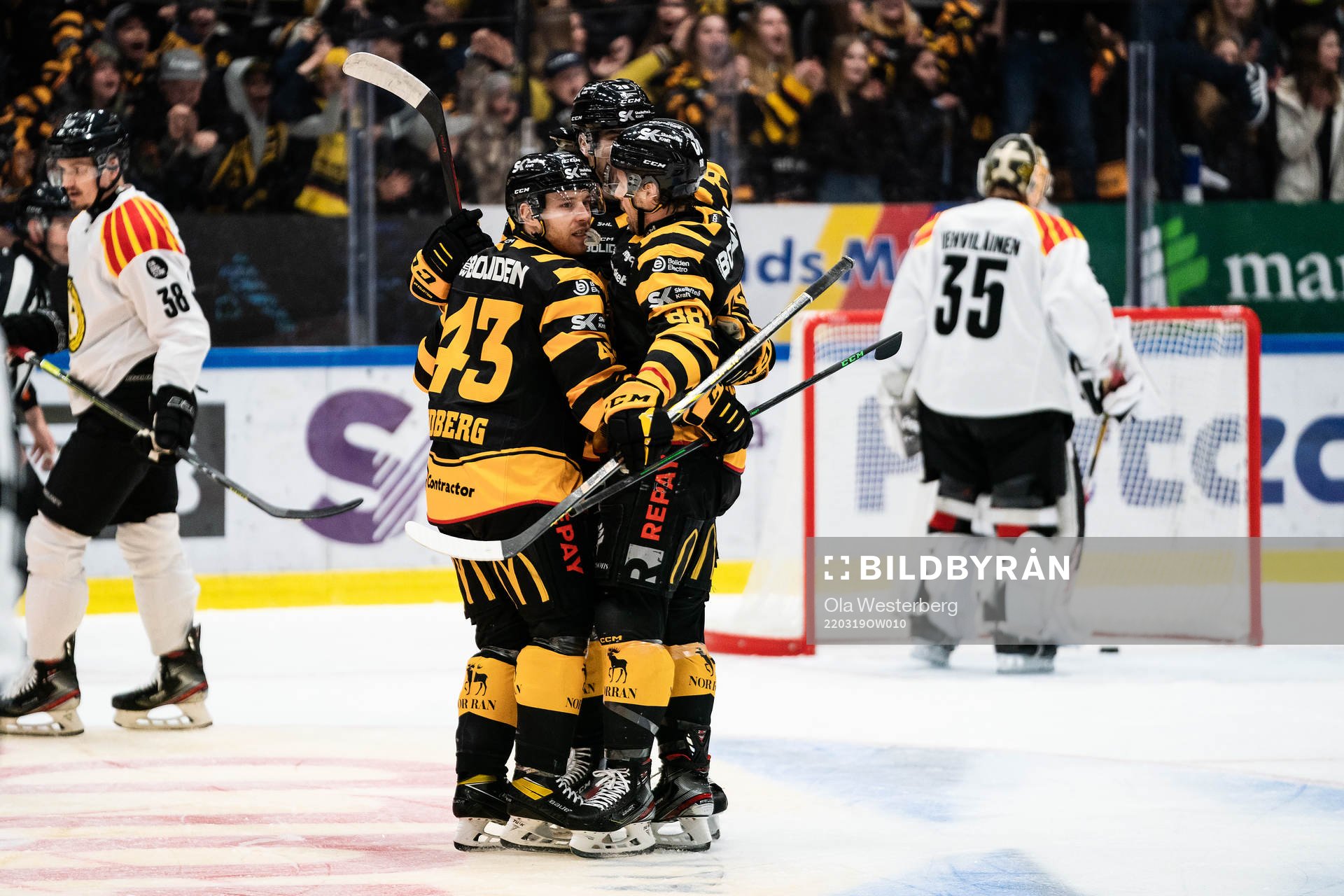 Skellefteås Filip Sandberg och Jayce Hawryluk jublar