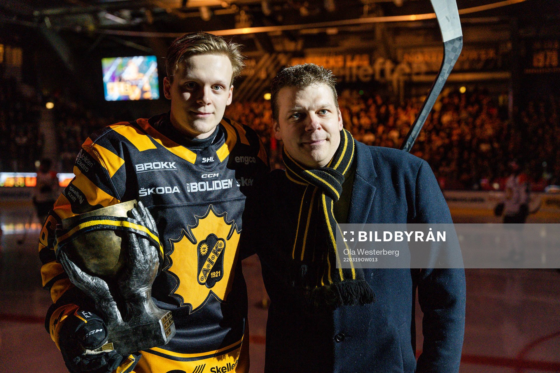 Skellefteås Linus Lindström tar emot Pontus Petterström