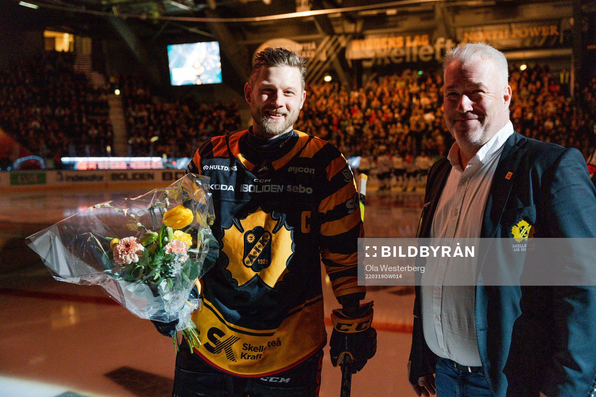 Skellefteås Oscar Möller tar emot blommor för 300 poäng