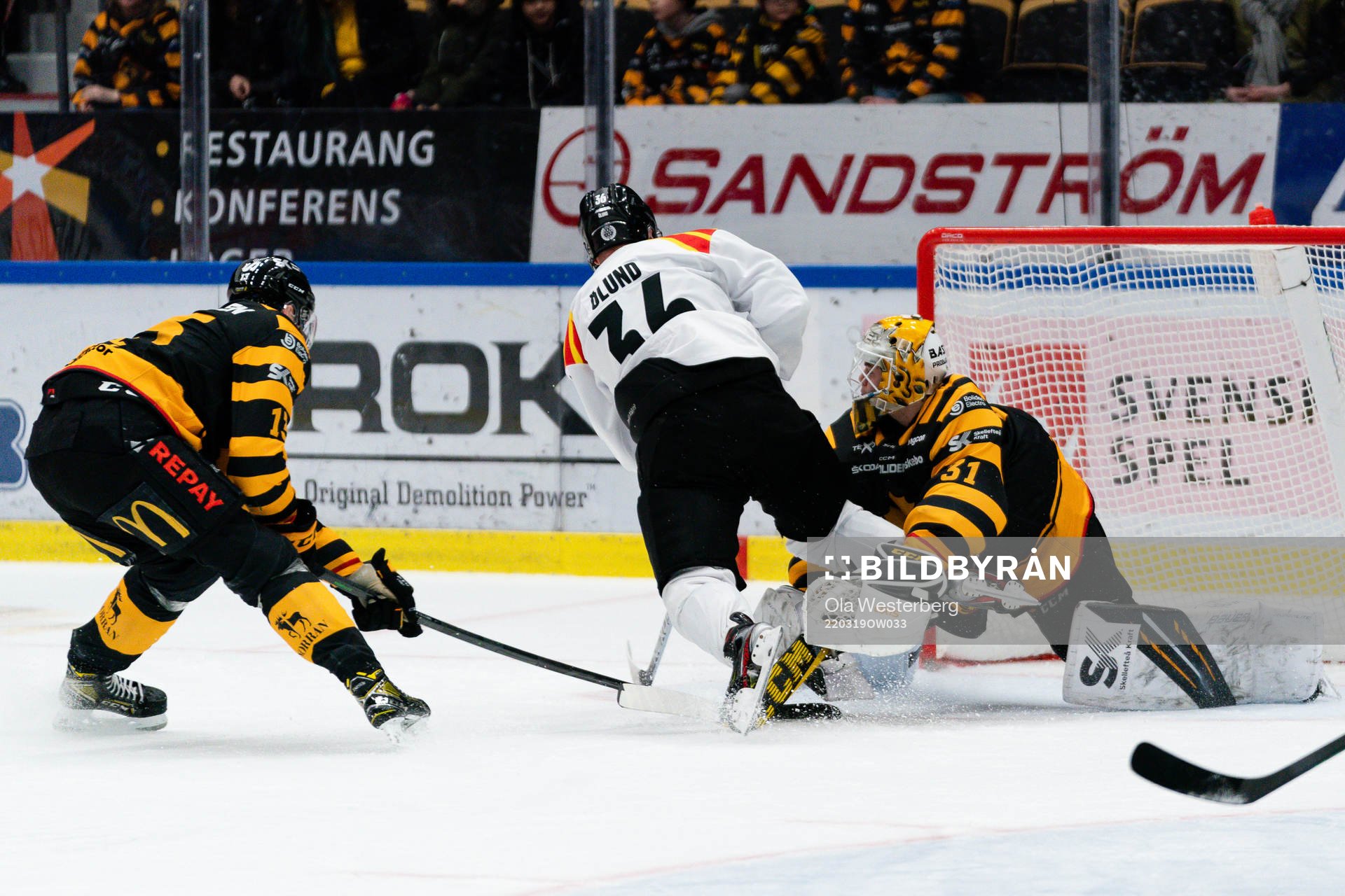 Brynäs Linus Ölund och Skellefteås målvakt Strauss Mann