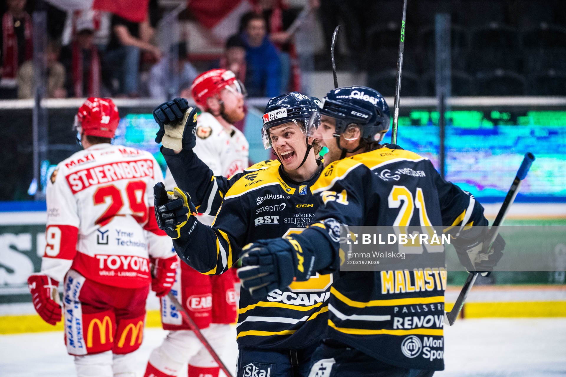 Södertäljes Albert Sjöberg och Henrik Malmström jublar