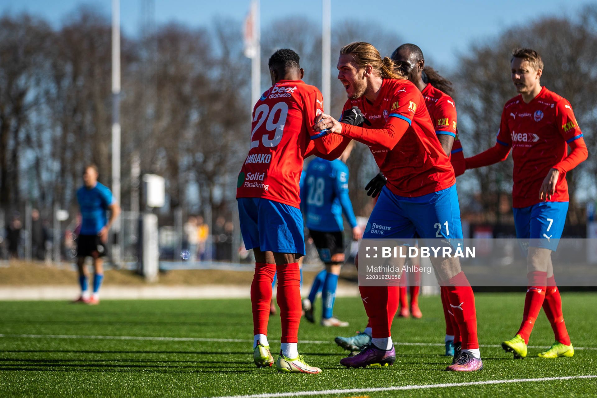 Helsingborgs Joseph Amoako och Charlie Weberg jublar