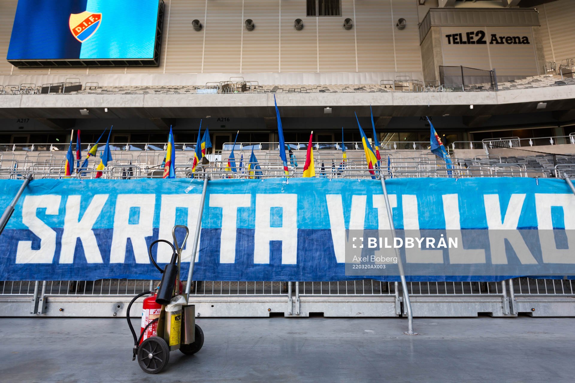 En brandsläckare framför Djurgårdens supporterläktare