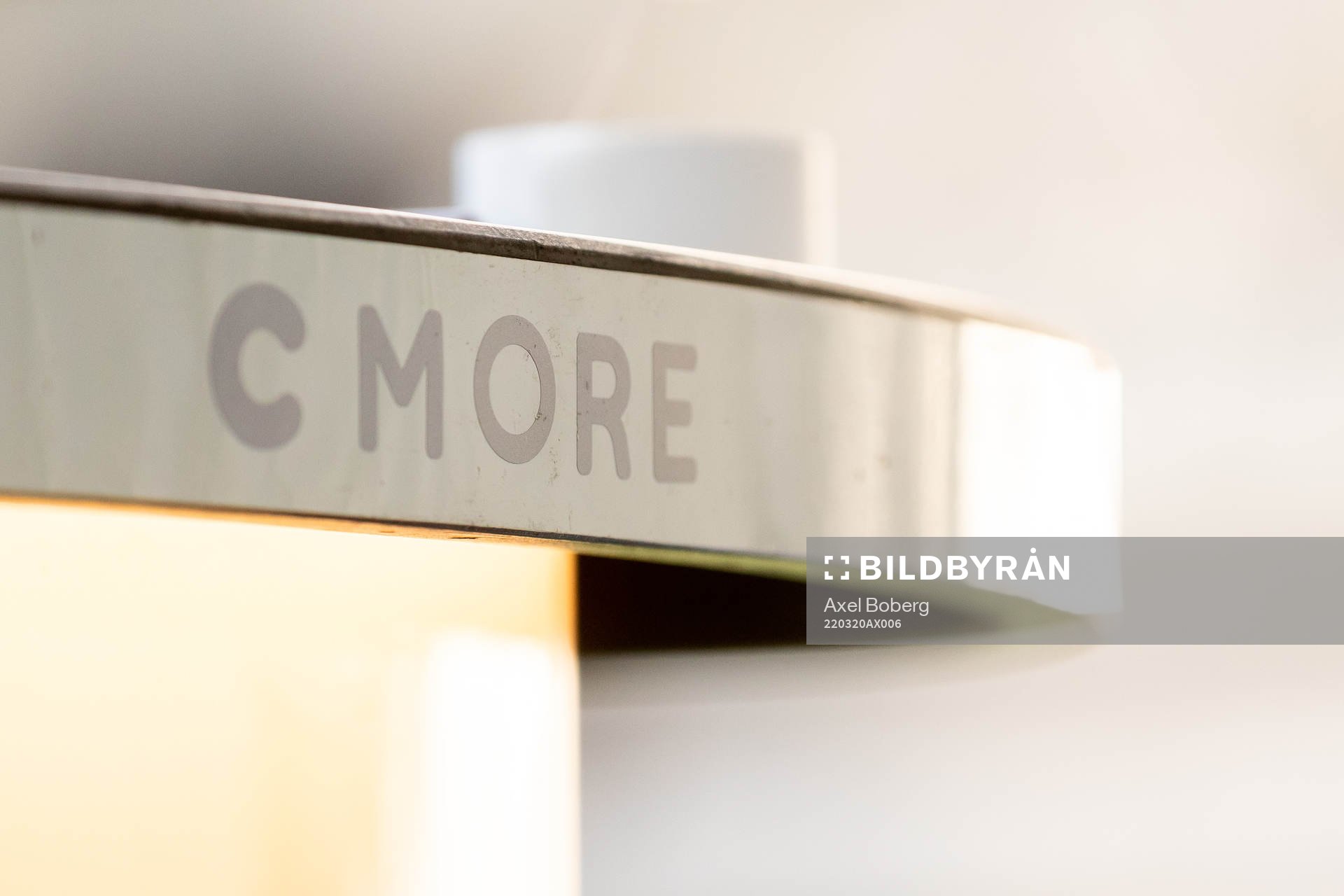 CMores logotyp på ett bord