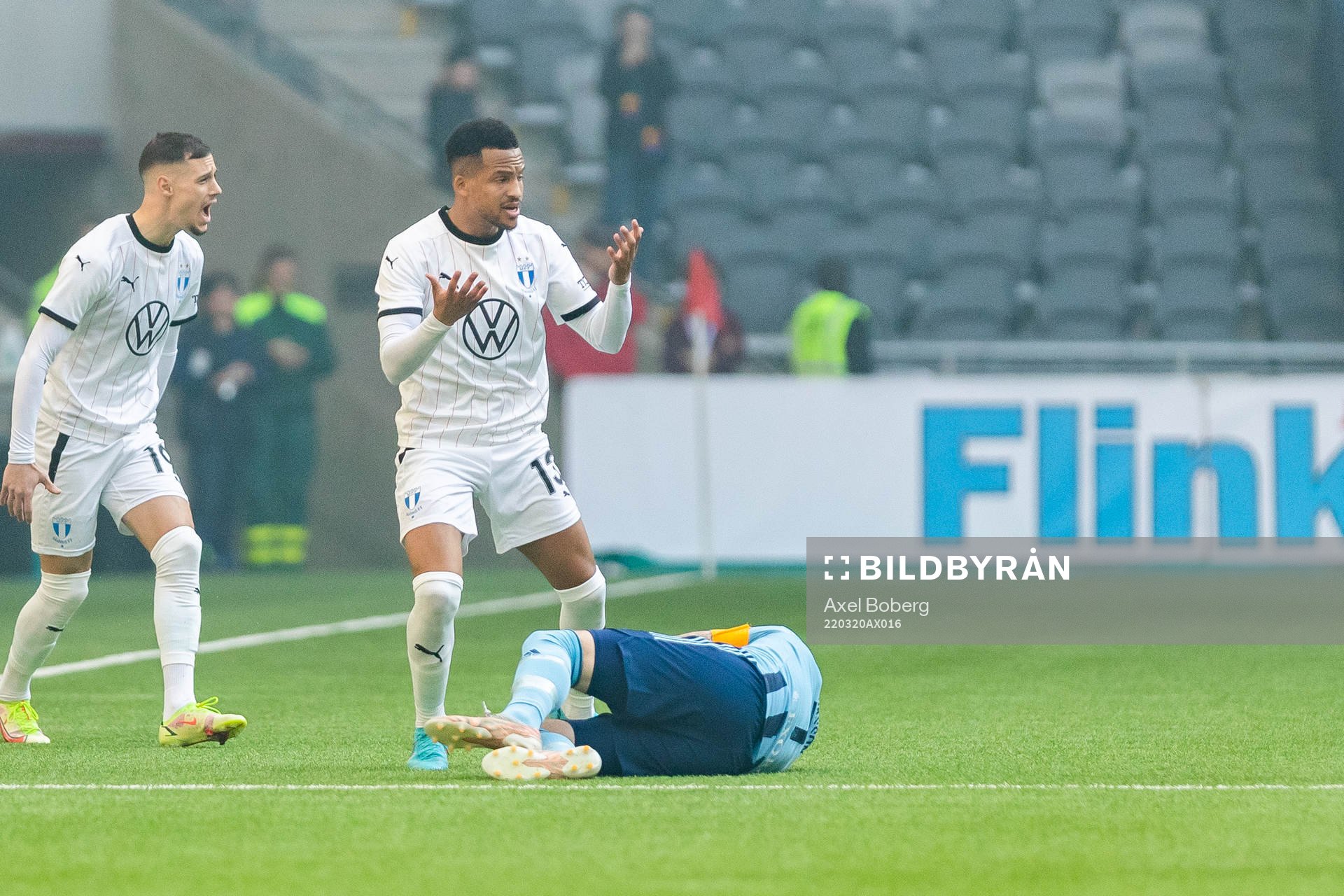 Malmö FFs Martin Olsson och Djurgårdens Magnus Eriksson