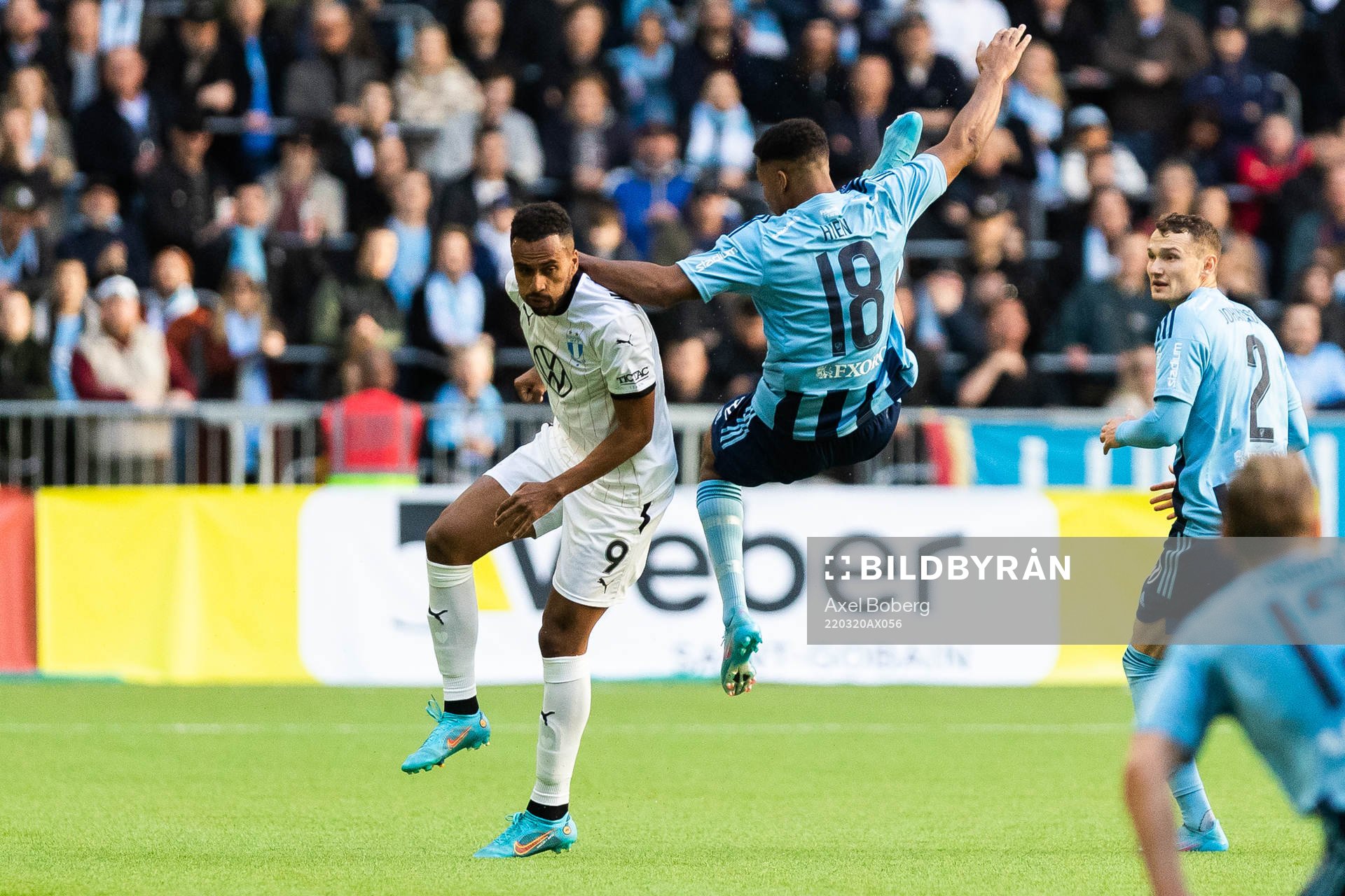 Malmö FFs Isaac Kiese Thelin och Djurgårdens Isak Hien i