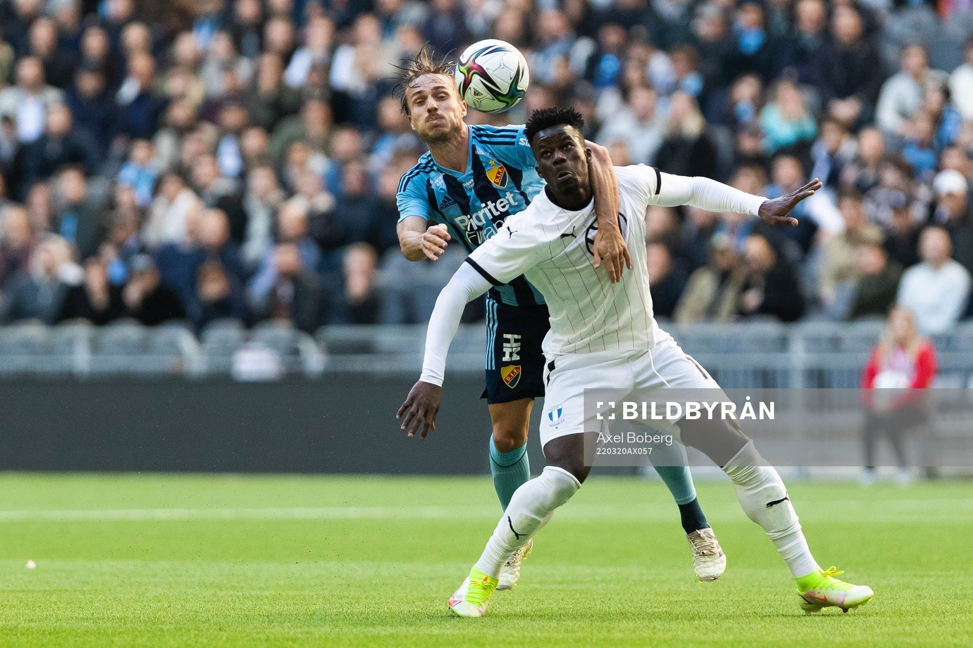 Djurgårdens Pierre Bengtsson och Malmö FFs Malik Abubakari