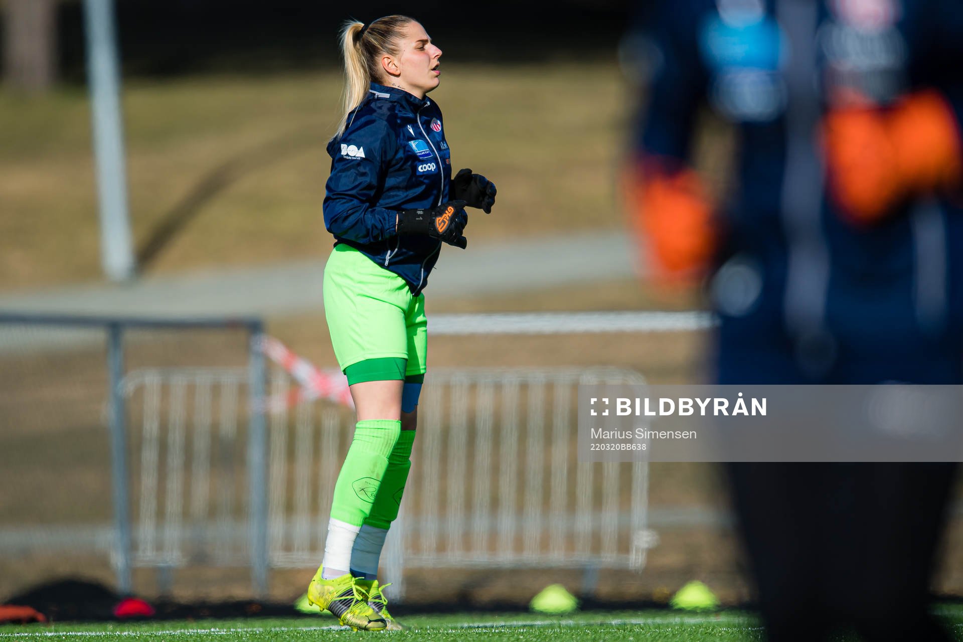 Jovana Petrovic of Avaldnes warms up
