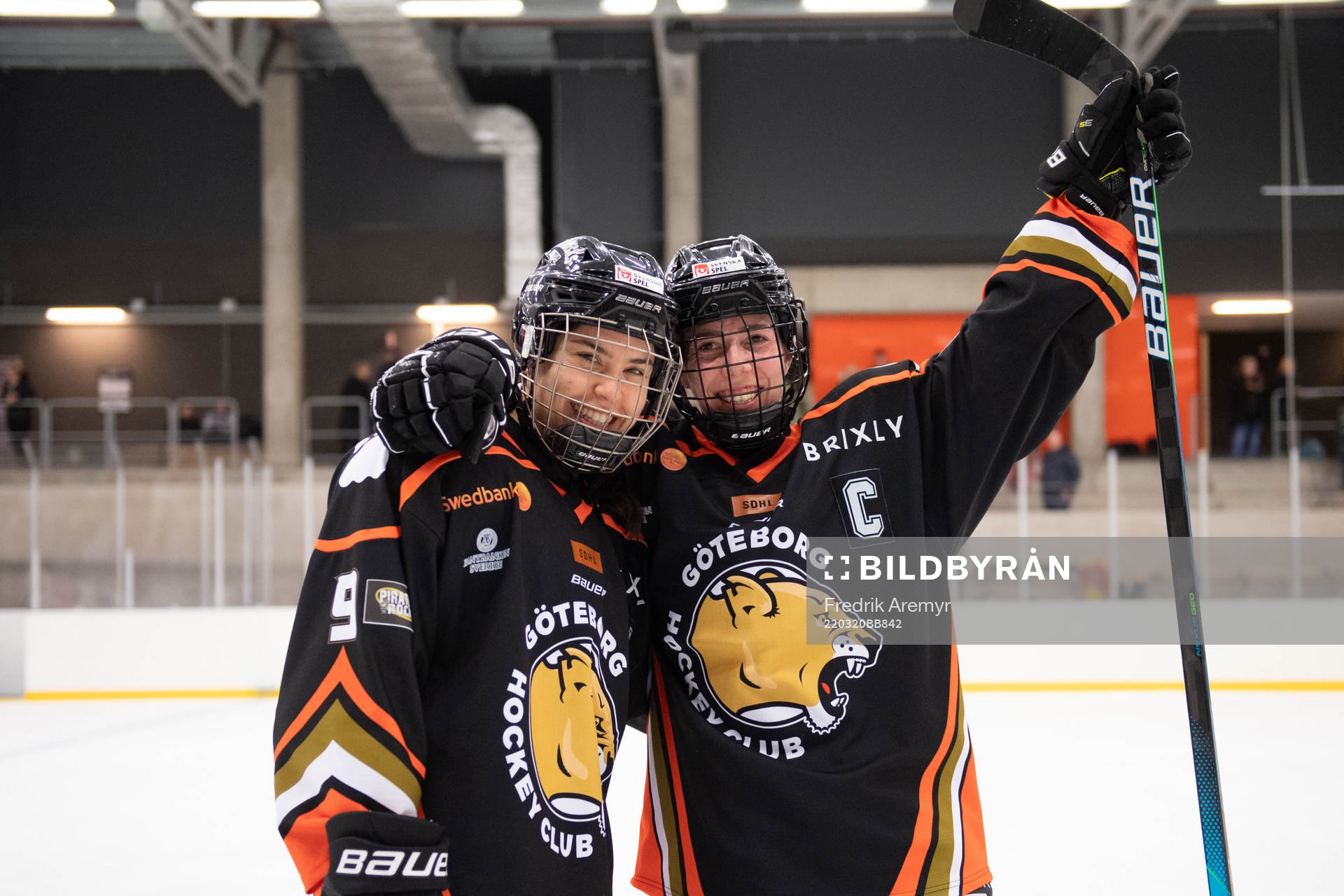 Göteborgs Vega Munhoz och lagkapten Emelie Cordoba jublar