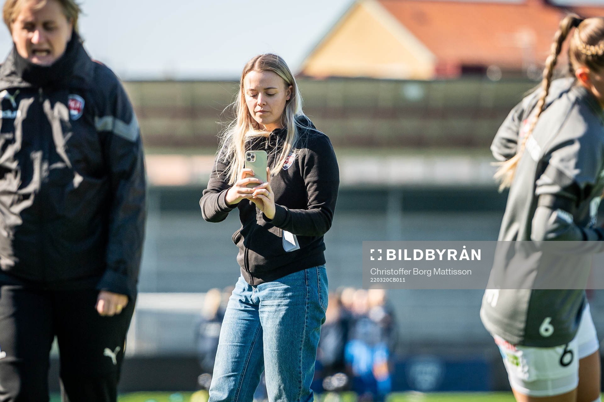 Rosengårds kommunikationsansvarige, Louise Eklund filmar inför fotbollsmatchen i Svenska Cupen mellan FC Rosengård och Eskilstuna United den 20 mars 2022 i Malmö. 