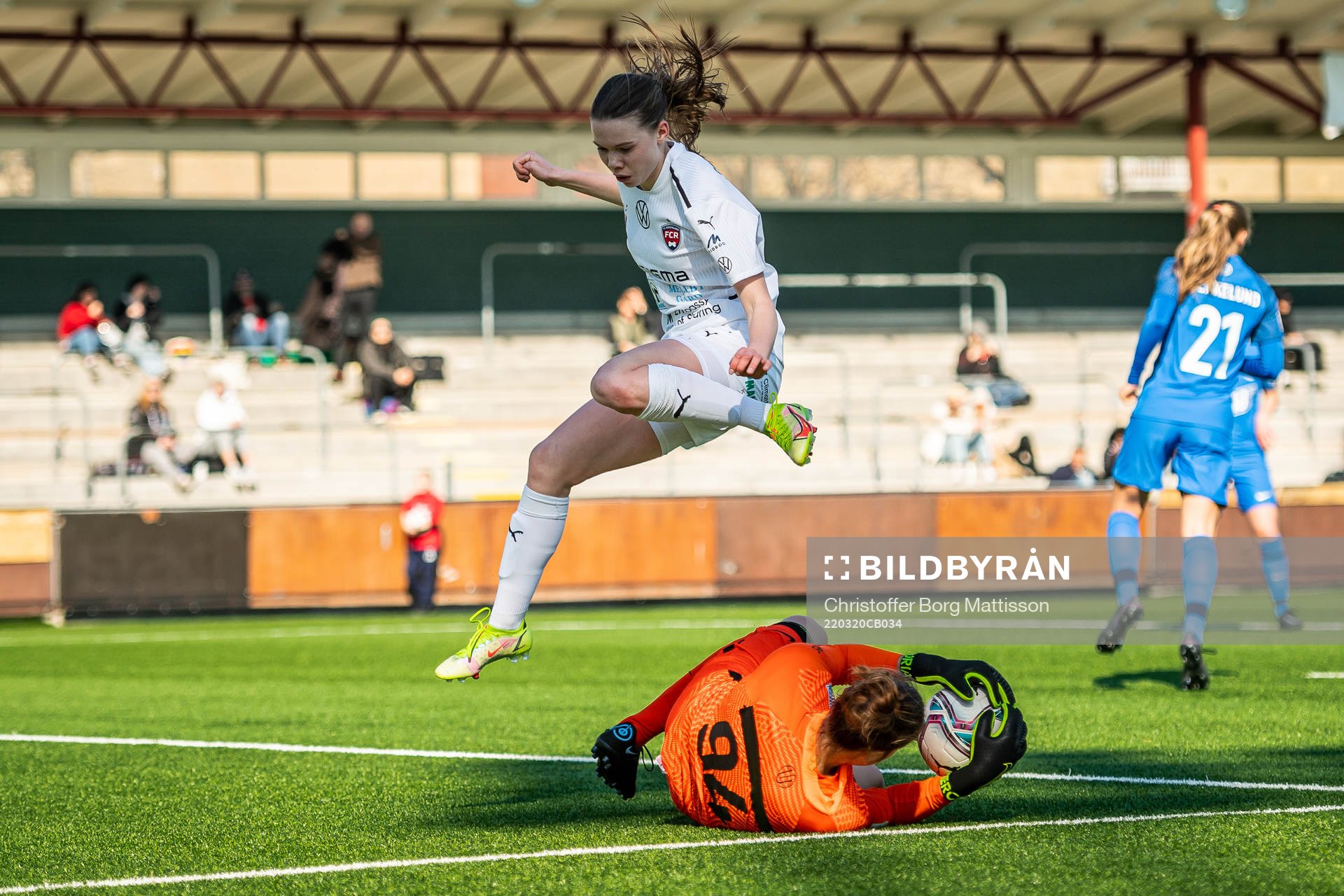 Rosengårds Bea Sprung och Eskilstunas målvakt Katlynn