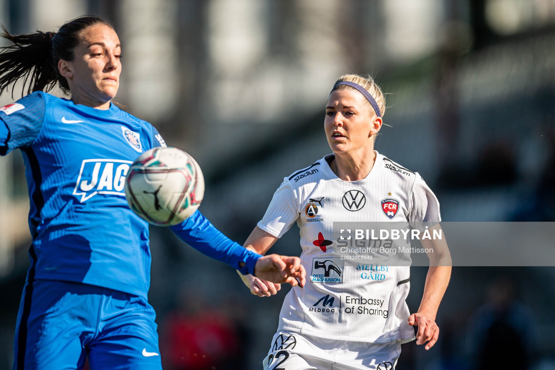 Eskilstunas Anna Oskarsson och Rosengårds Olivia Schough under fotbollsmatchen i Svenska Cupen mellan FC Rosengård och Eskilstuna United den 20 mars 2022 i Malmö.