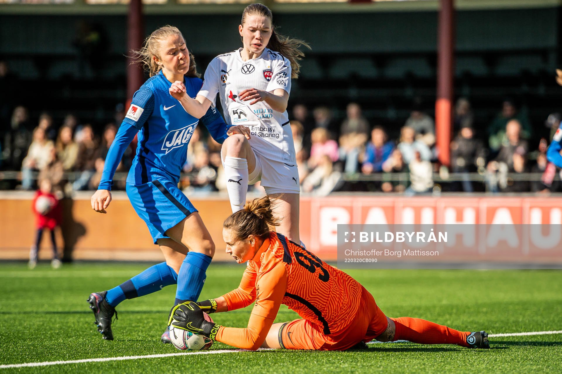 Rosengårds Bea Sprung oroar framför Eskilstunas målvakt Katlynn Fraine under fotbollsmatchen i Svenska Cupen mellan FC Rosengård och Eskilstuna United den 20 mars 2022 i Malmö.