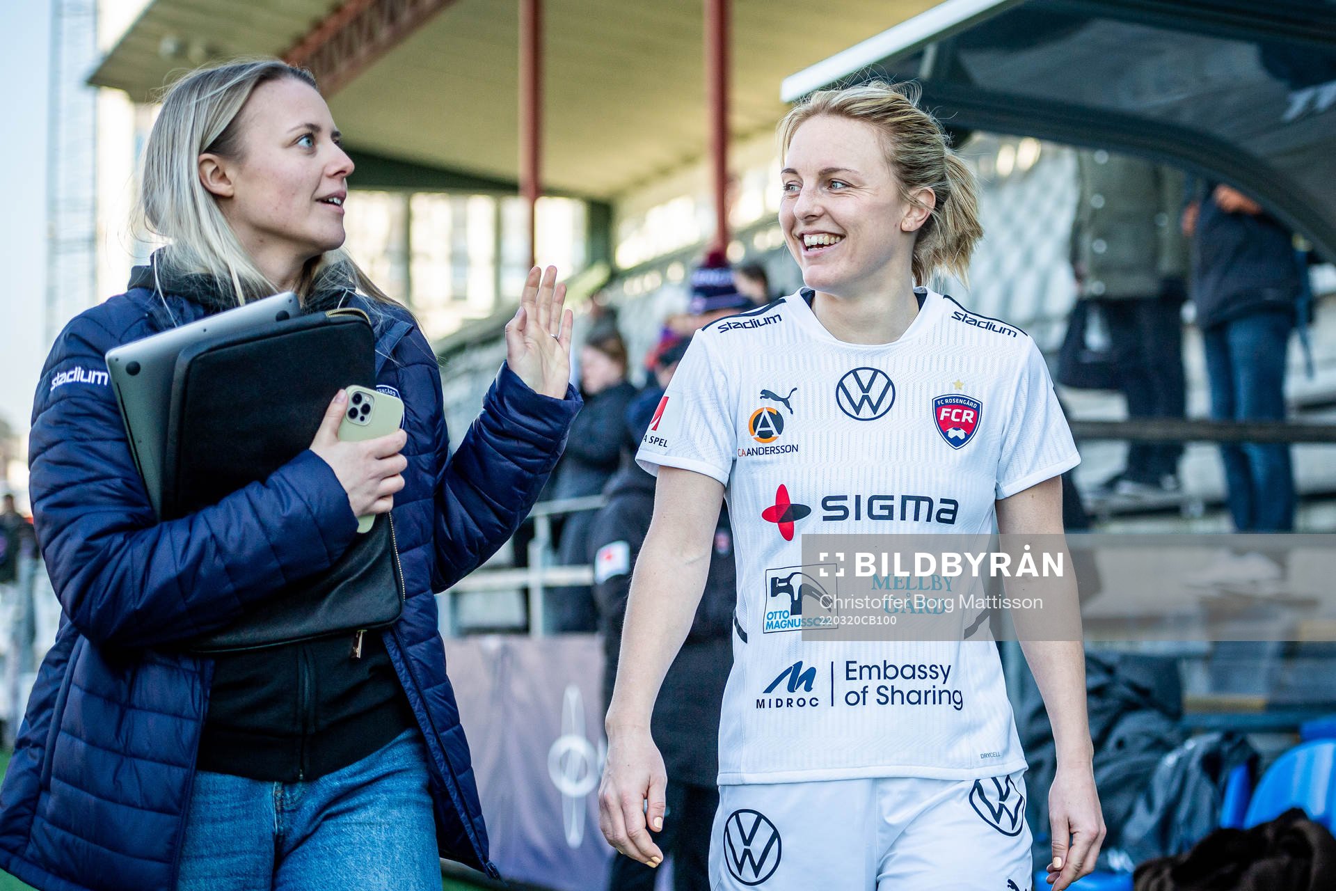 Rosengårds kommunikationsansvarige Louise Eklund och Mimmi