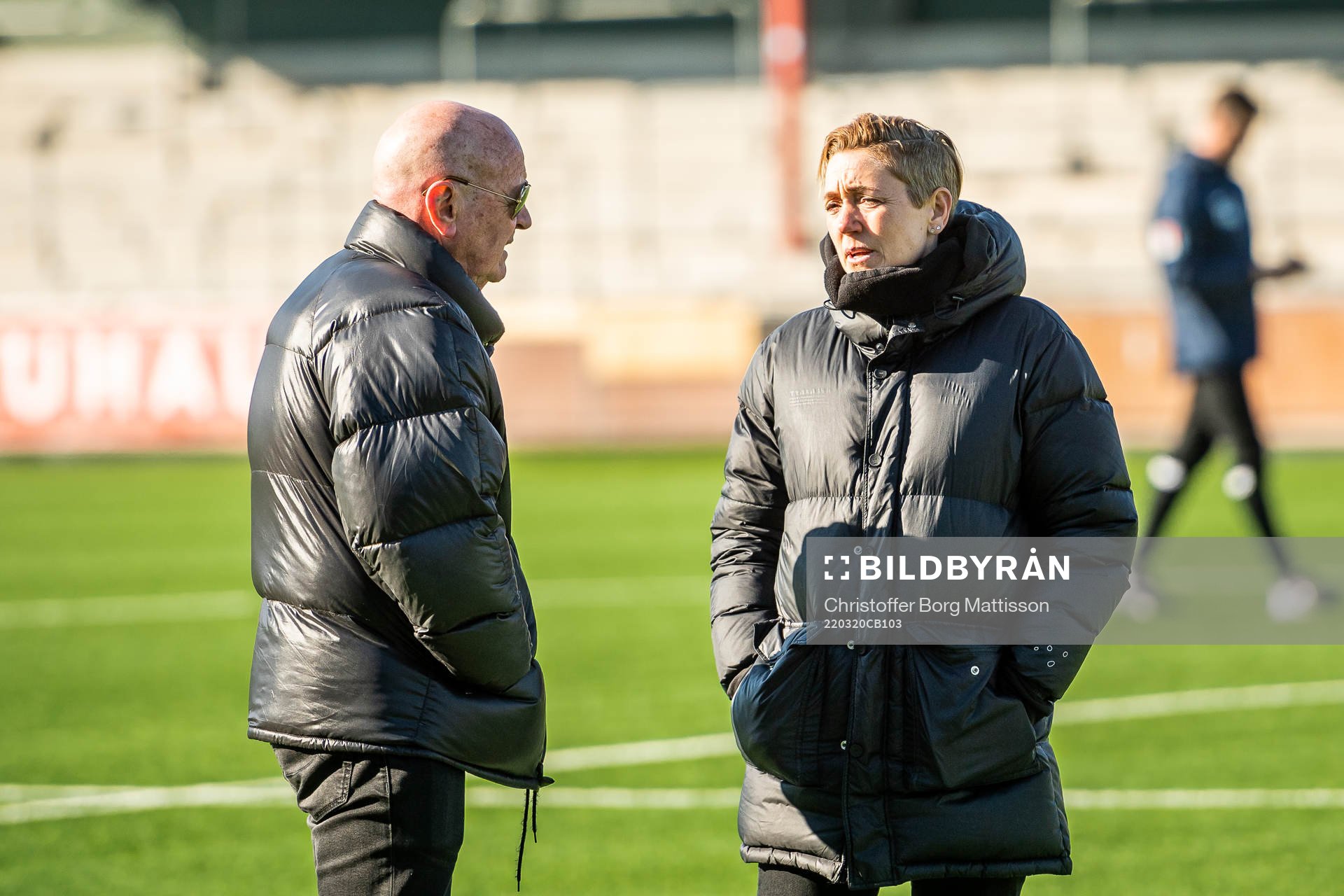 Rosengårds Erling Nilsson och sportchef Therese Sjögran efter fotbollsmatchen i Svenska Cupen mellan FC Rosengård och Eskilstuna United den 20 mars 2022 i Malmö.