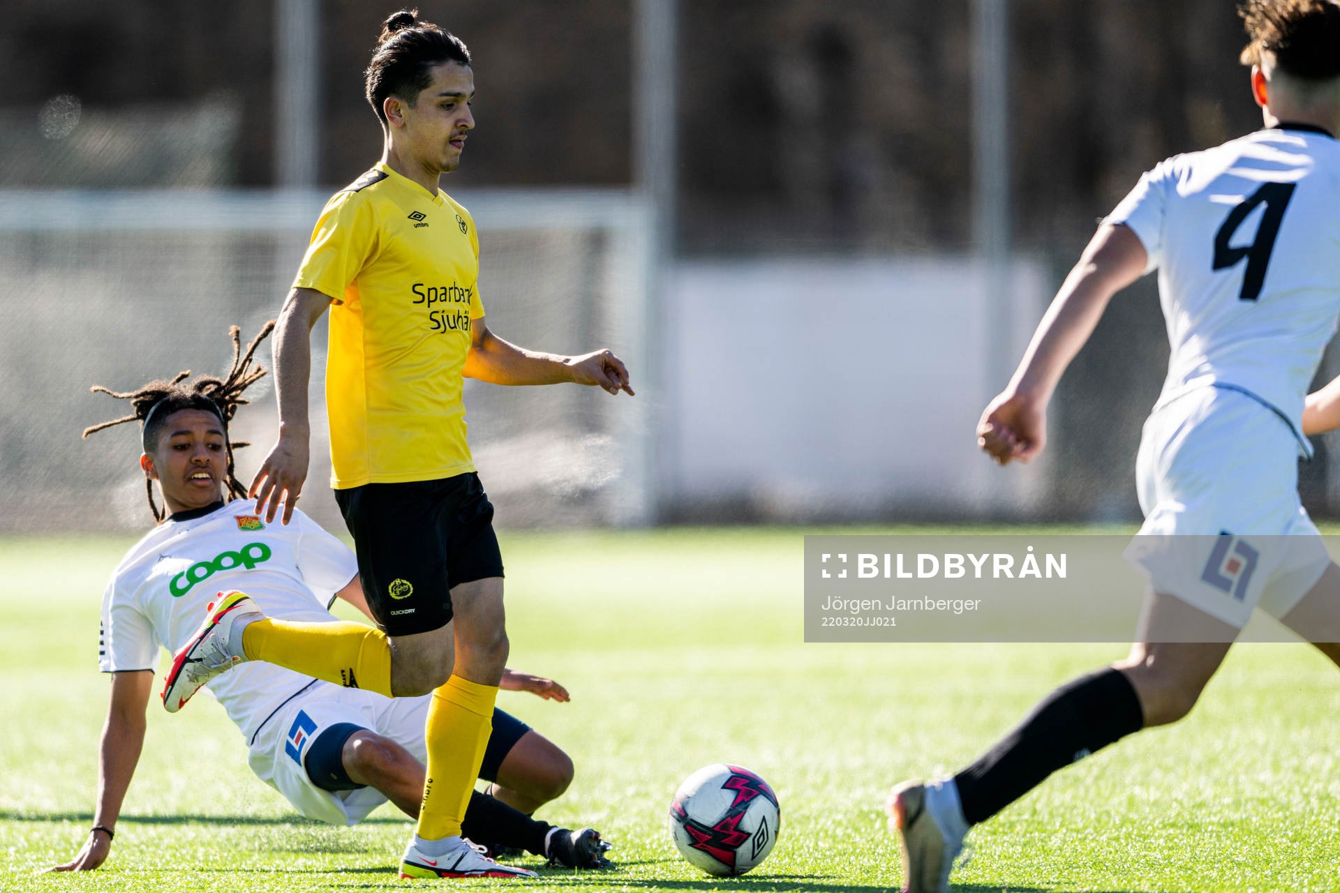 Elfsborgs Armin Ovaidi och GAIS Della Adom  under träningsmatchen mellan Elfsborg U15 och GAIS P15 den 20 mars 2022 i Borås. 