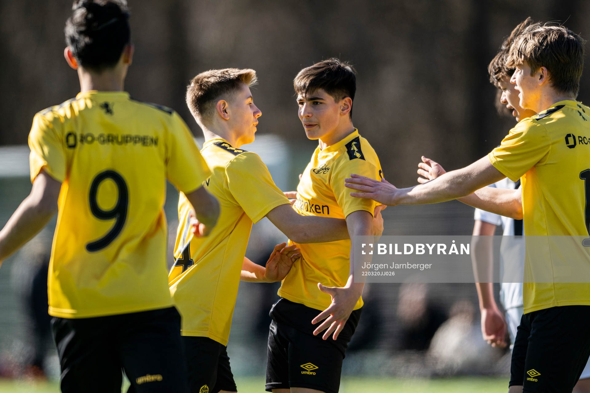 Elfsborgs Adel Sovsic och Dion Rujkovci jublar under träningsmatchen mellan Elfsborg U15 och GAIS P15 den 20 mars 2022 i Borås. 