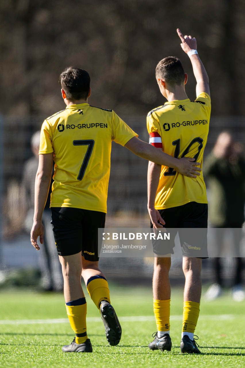 Elfsborgs Dion Rujkovci och Erdion Svarqa jublar