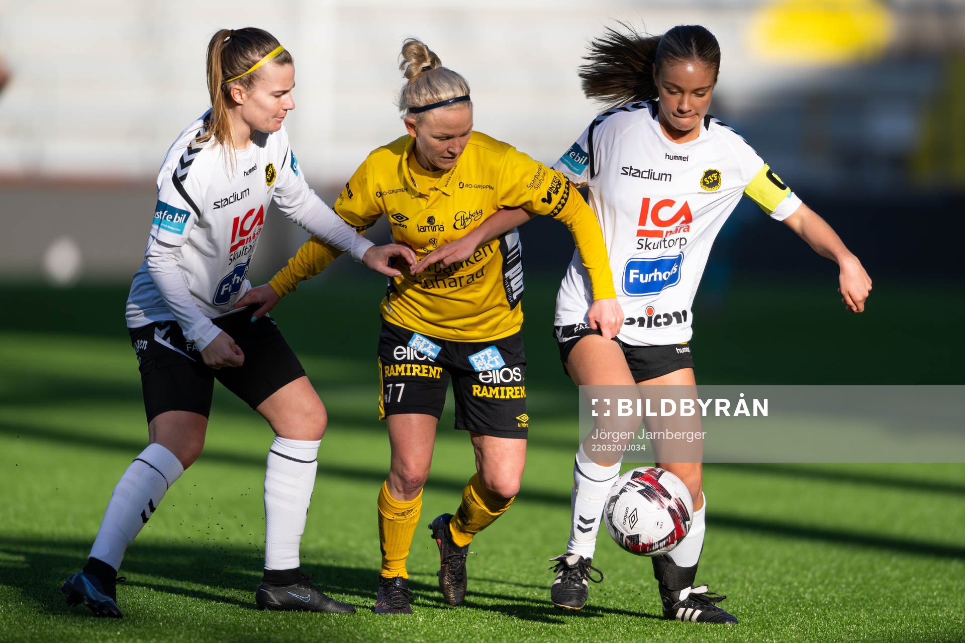 Elfsborgs Sara Jardving i kamp med Skultorps Amanda Johansson och Ebba Kindbom under fotbollsmatchen i DM grupp 3 mellan Elfsborg och Skultorp den 20 mars 2022 i Borås.