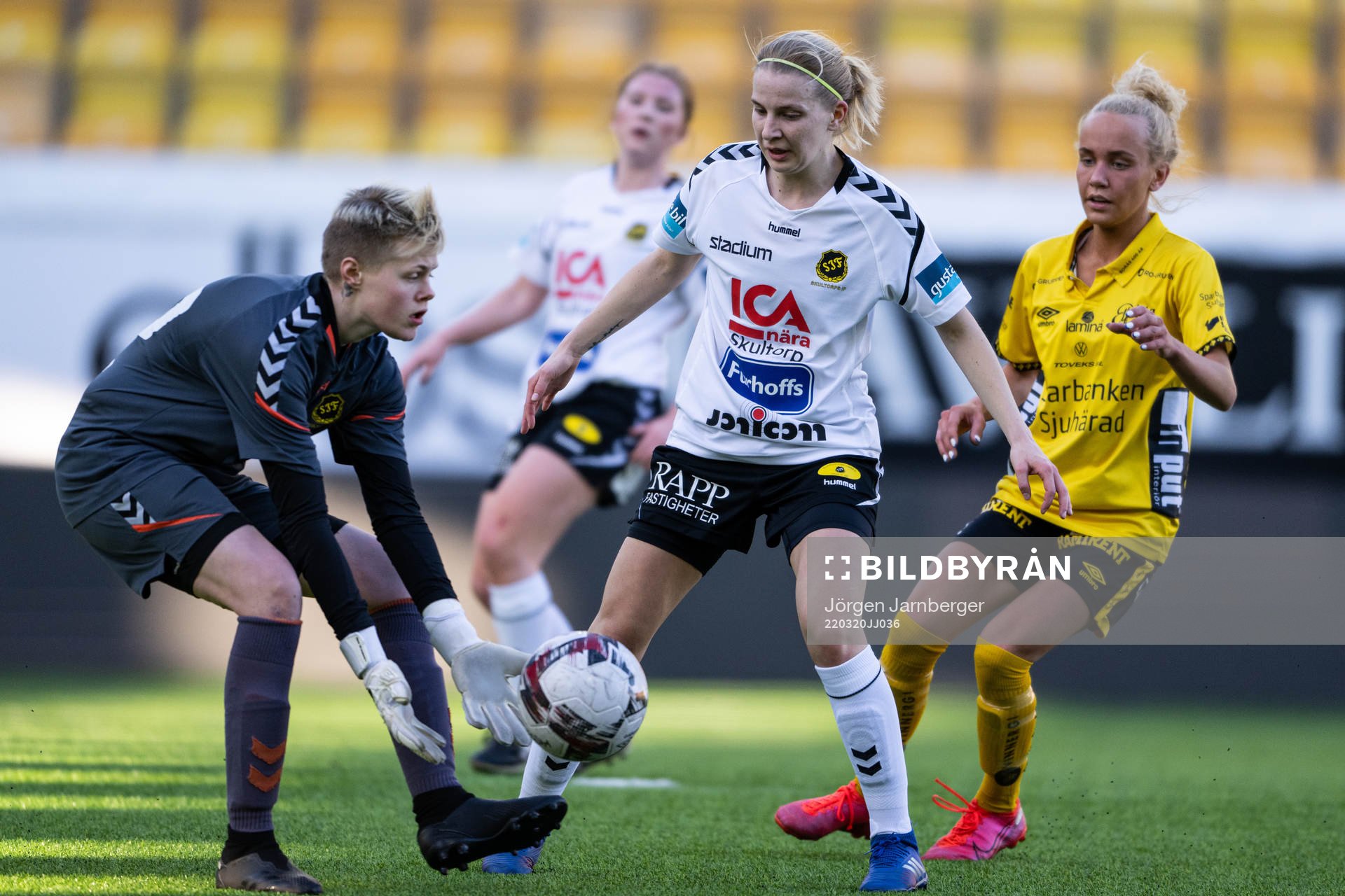 Elfsborgs Tea Skoglund i kamp med Skultorps målvakt Felicia Stohlbin och Therese Nolin under fotbollsmatchen i DM grupp 3 mellan Elfsborg och Skultorp den 20 mars 2022 i Borås.