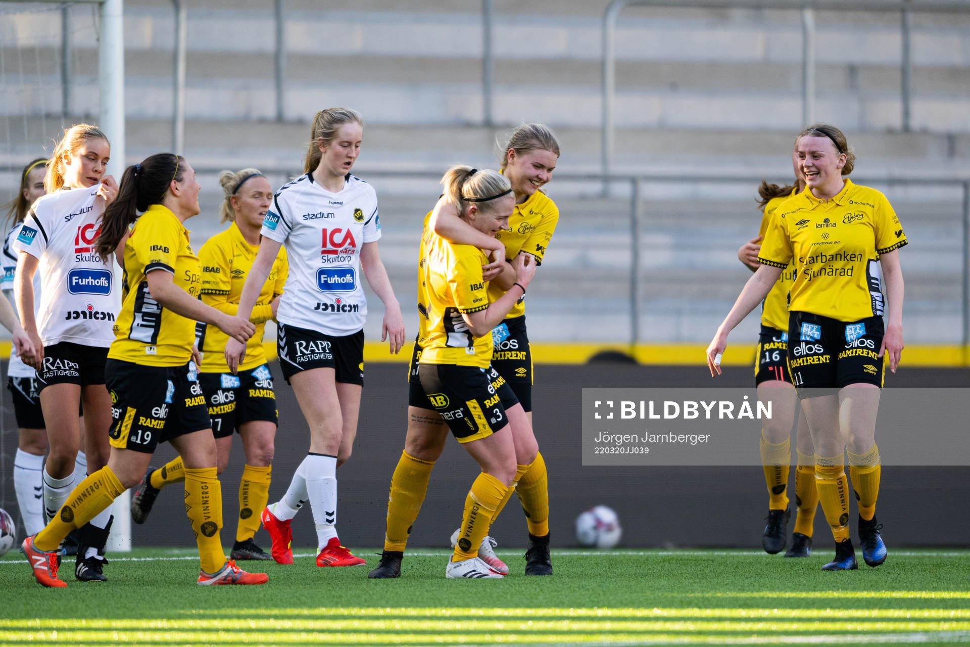 Elfsborgs Fanny Johansson jublar med Elin Dahl efter 2-0 under fotbollsmatchen i DM grupp 3 mellan Elfsborg och Skultorp den 20 mars 2022 i Borås.