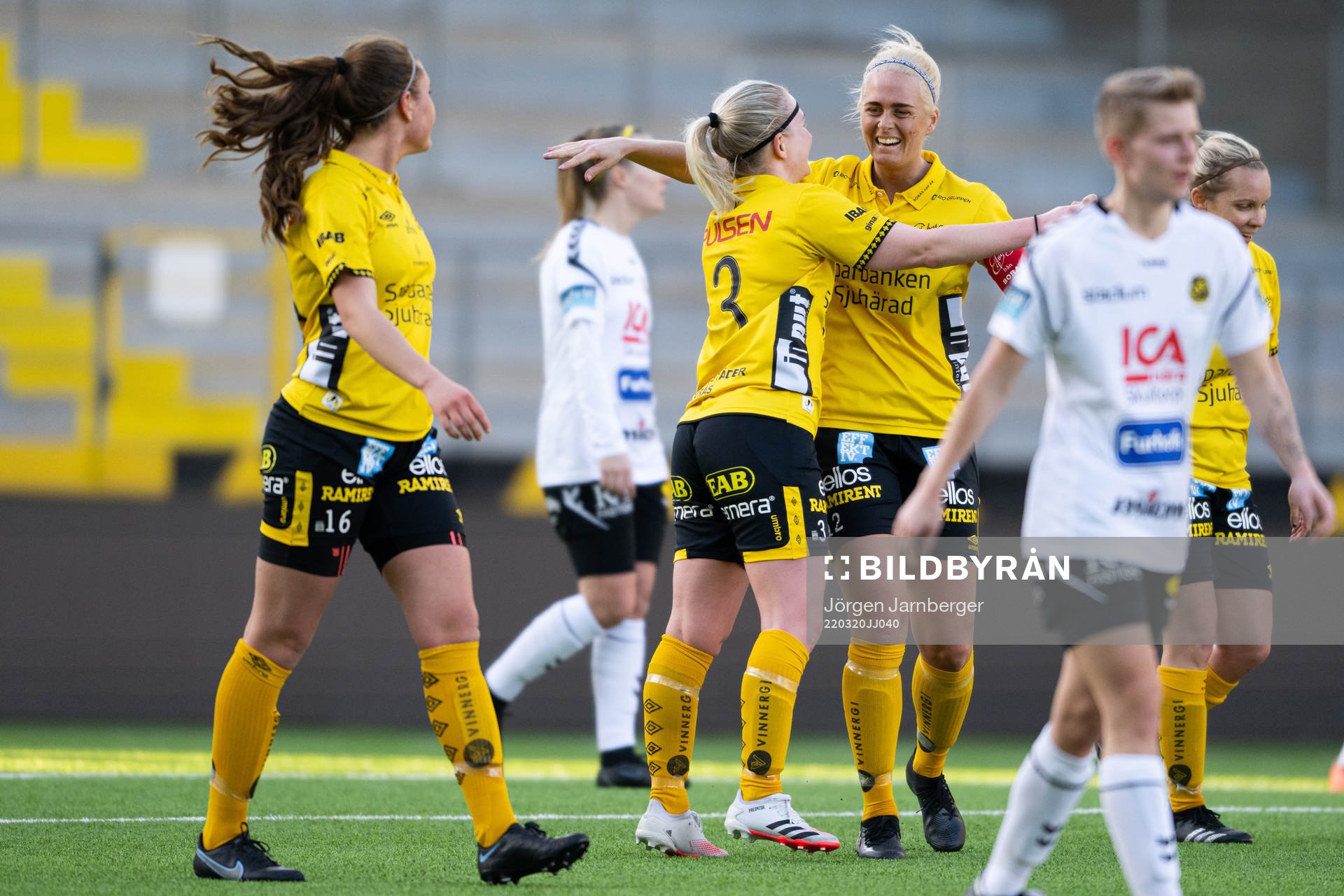 Elfsborgs Fanny Johansson jublar med Ellen Larsson