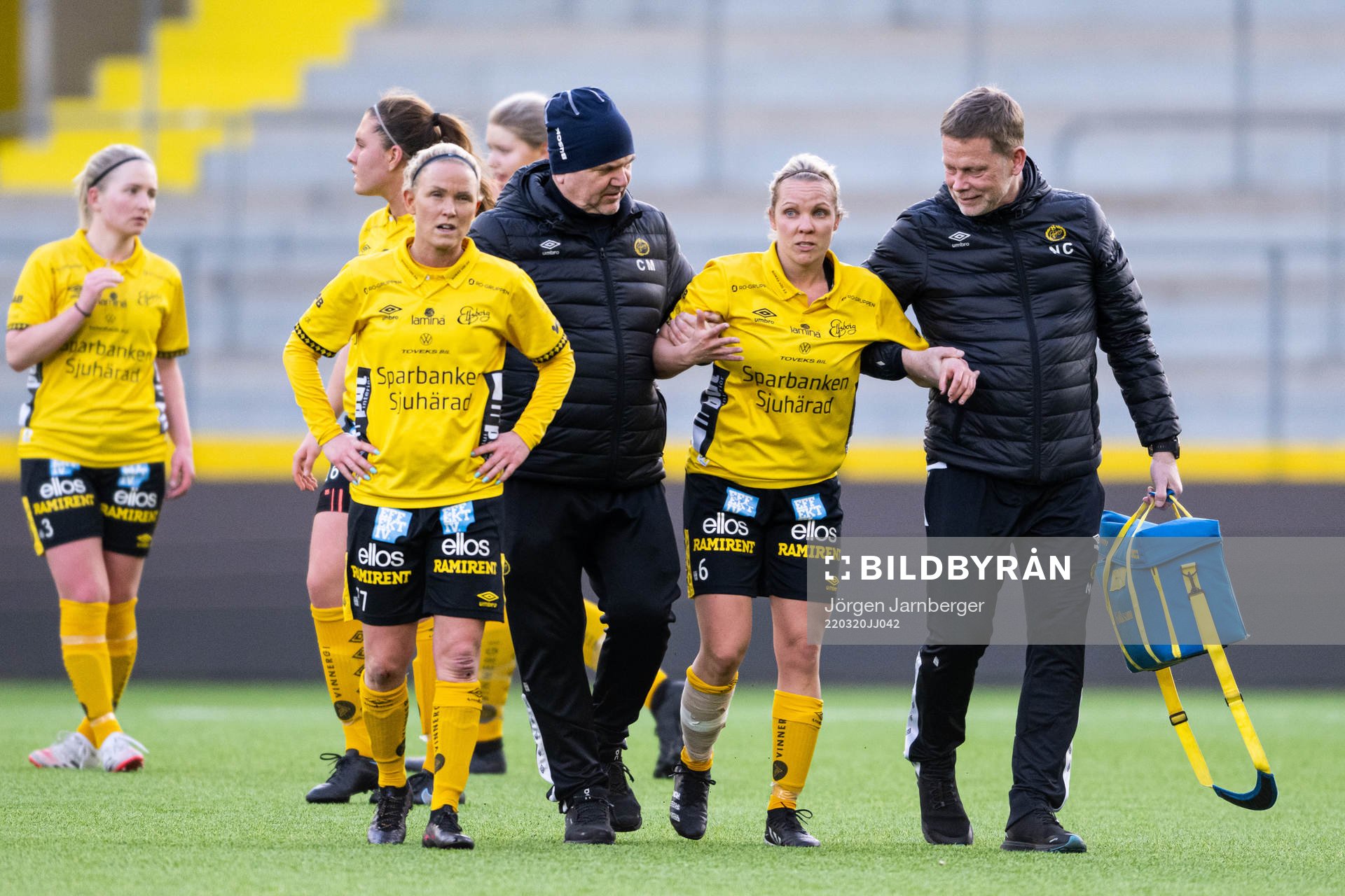 Elfsborgs Linda Westberg Carlsson får hjälp av planen