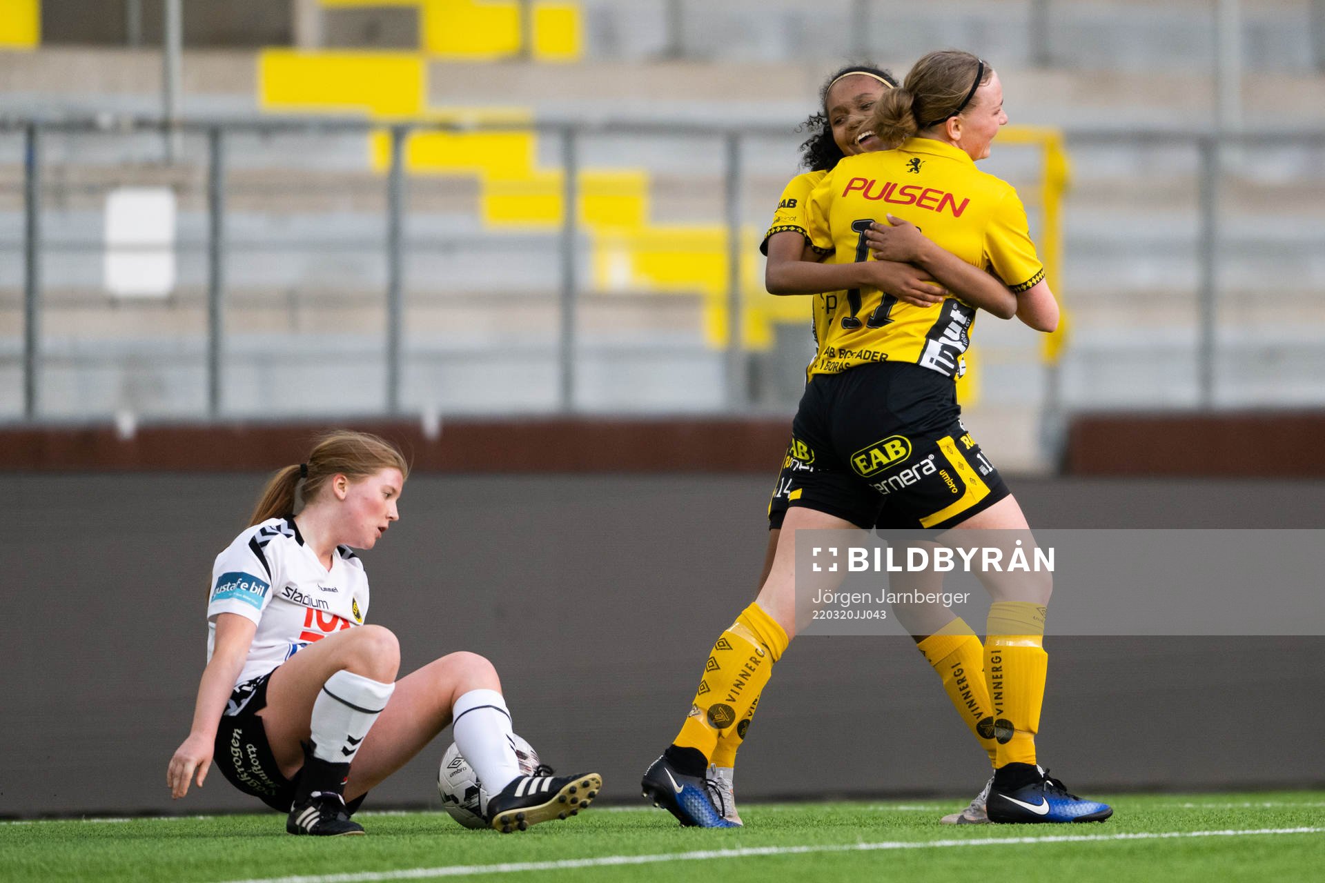 Elfsborgs Leann Nyström jublar med Vanessa Lopez efter 3-0 under fotbollsmatchen i DM grupp 3 mellan Elfsborg och Skultorp den 20 mars 2022 i Borås.