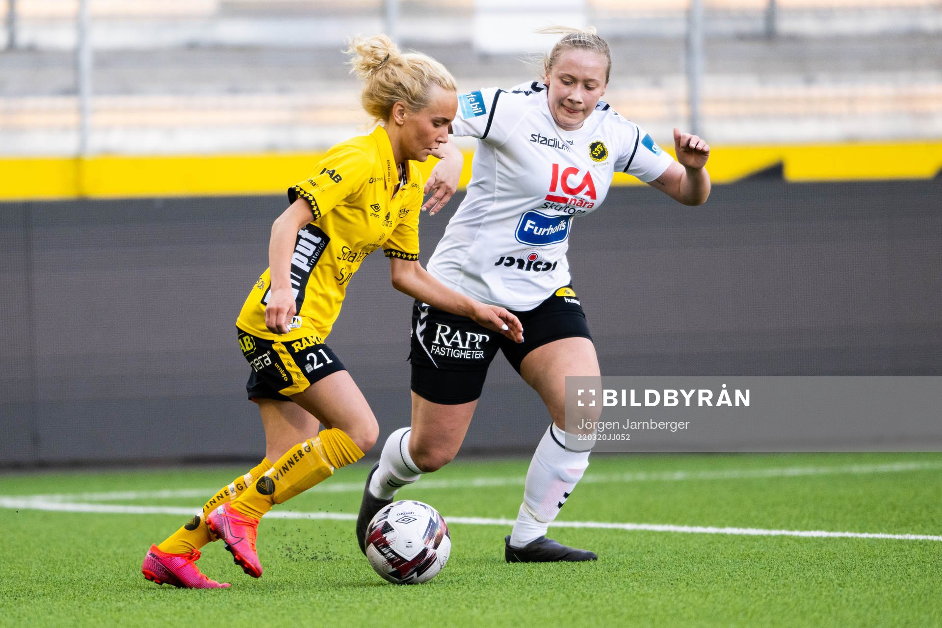 Elfsborgs Tea Skoglund och Skultorps Matilda Carlsson under fotbollsmatchen i DM grupp 3 mellan Elfsborg och Skultorp den 20 mars 2022 i Borås.