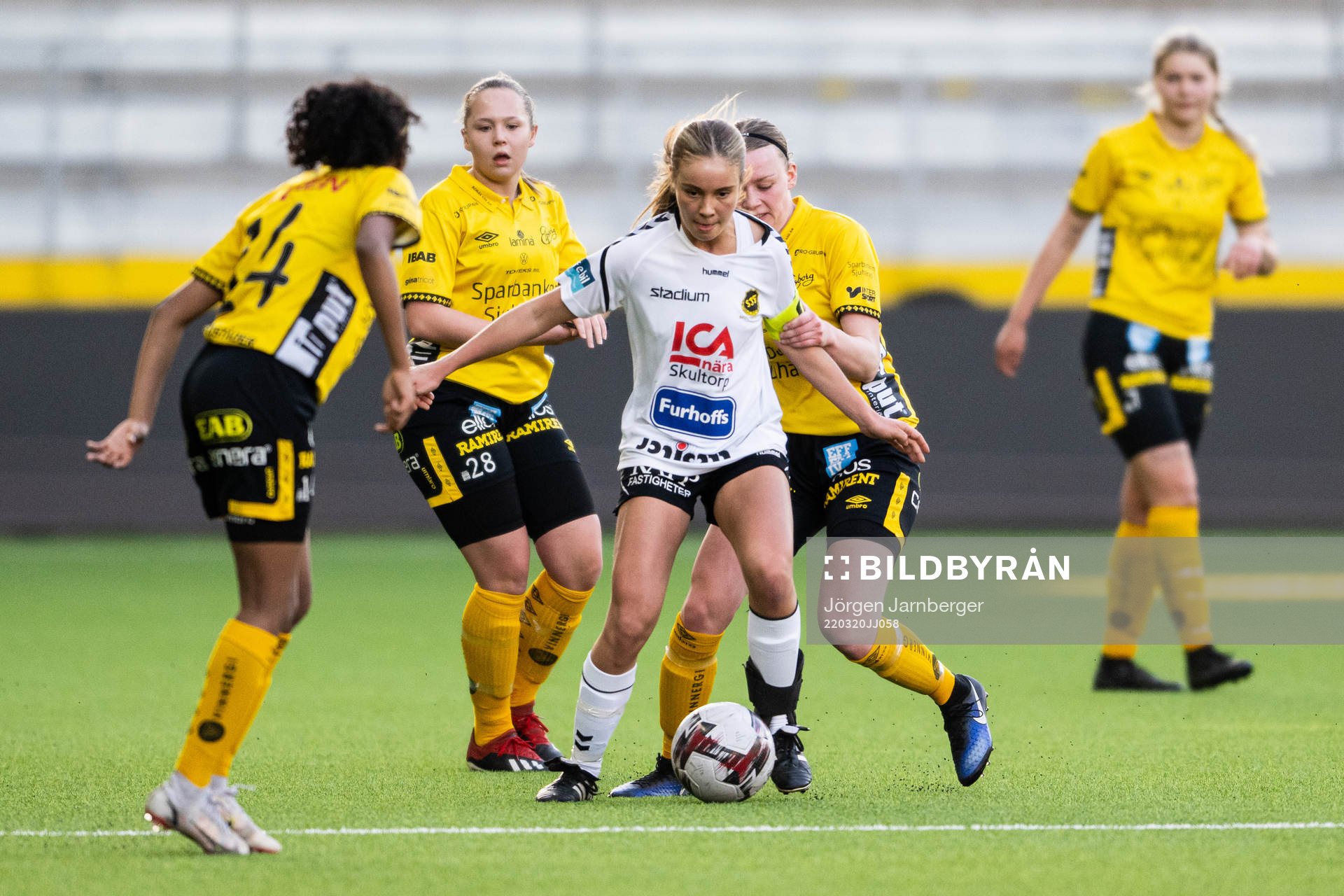 Skultorps Ebba Kindbom i kamp med Elfsborgs Leann Nyström under fotbollsmatchen i DM grupp 3 mellan Elfsborg och Skultorp den 20 mars 2022 i Borås. 