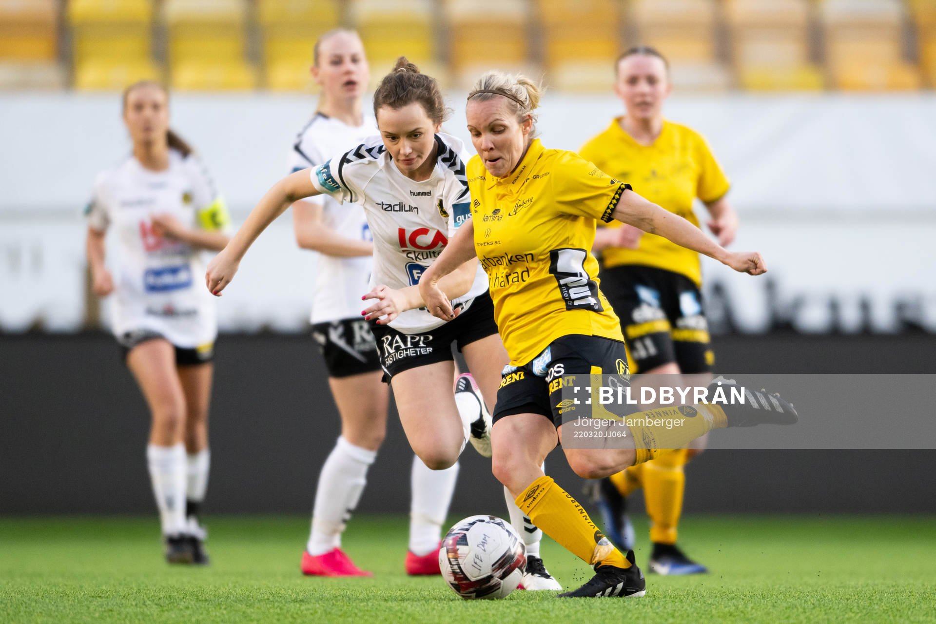 Skultorps Effie Schüler och Elfsborgs Linda Westberg