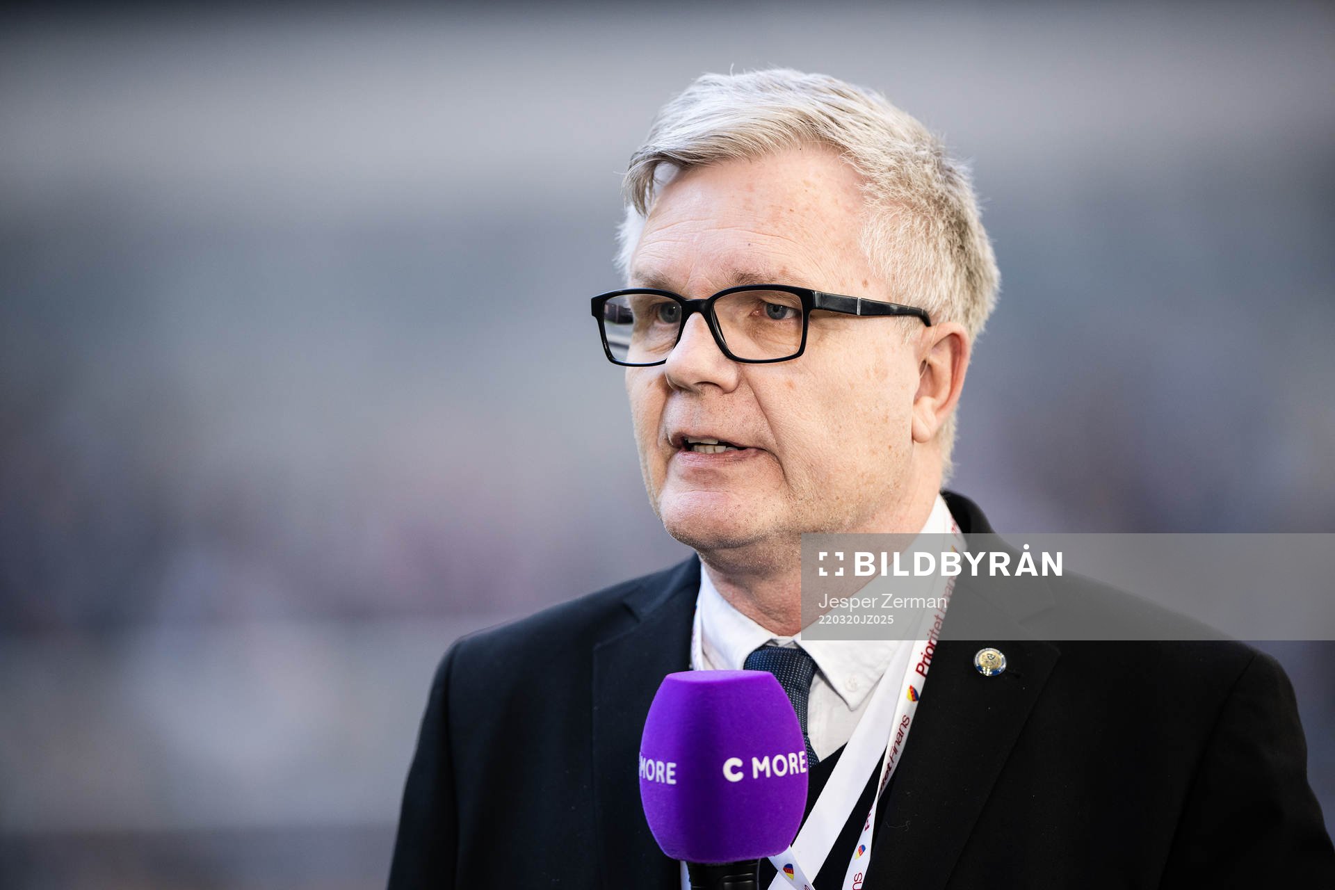 Svenska fotbollförbundets matchdelegat Mikael Hansson intervjuas under fotbollsmatchen i Svenska Cupen mellan Djurgården och Malmö FF den 20 mars 2022 i Stockholm.