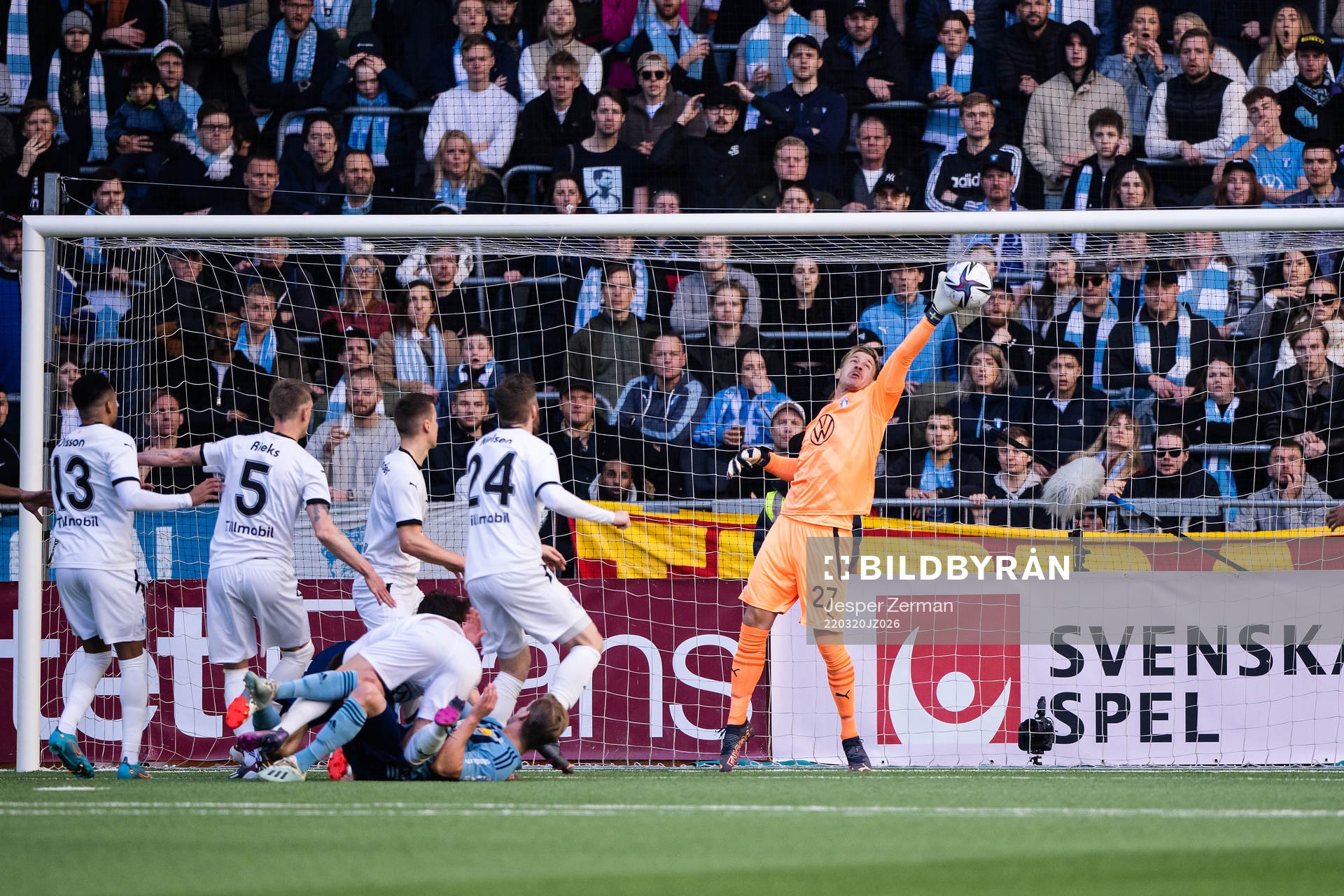 Malmö FFs målvakt Johan Dahlin med en räddning
