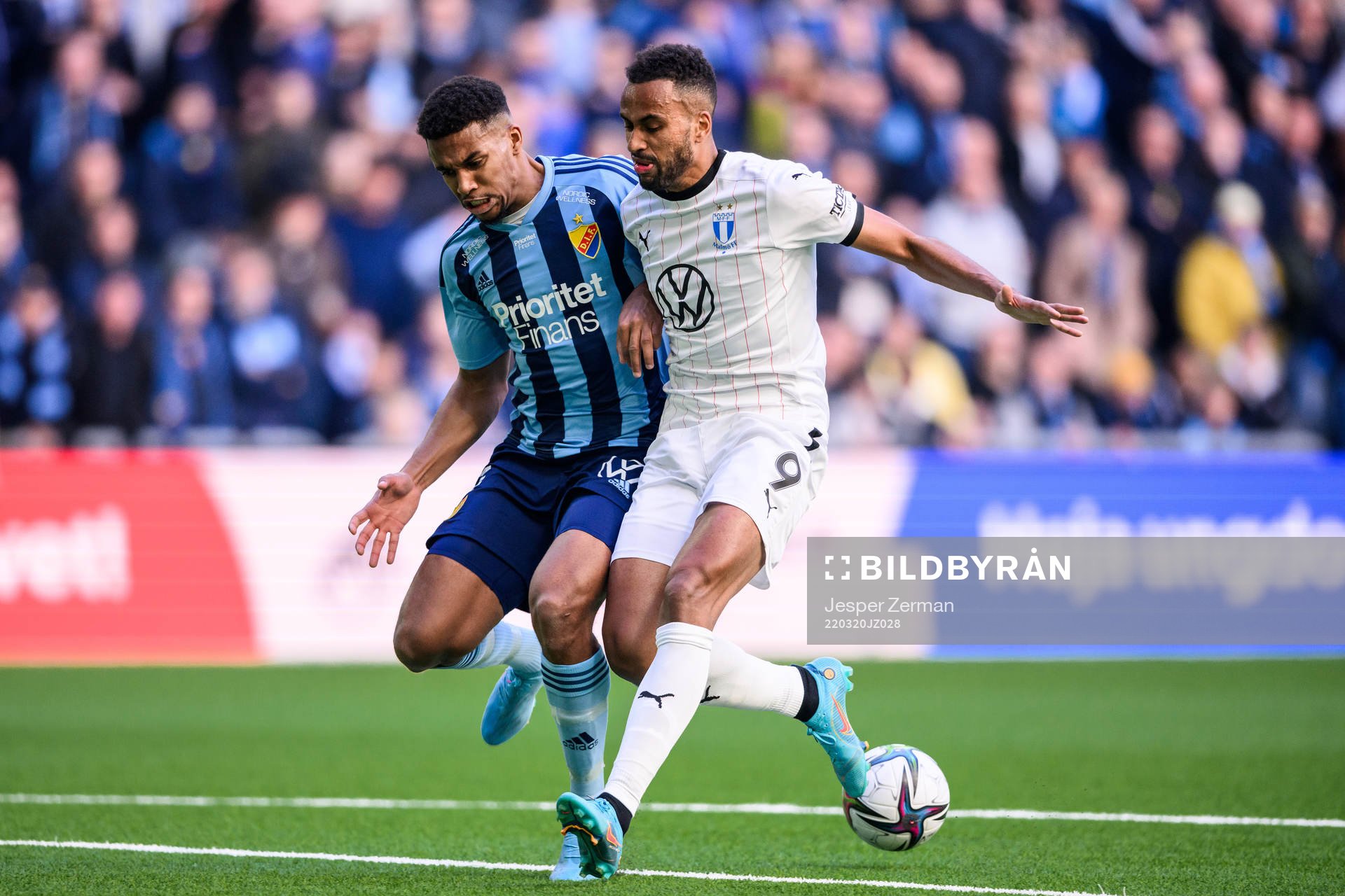 Djurgårdens Isak Hien och Malmö FFs Isaac Kiese Thelin