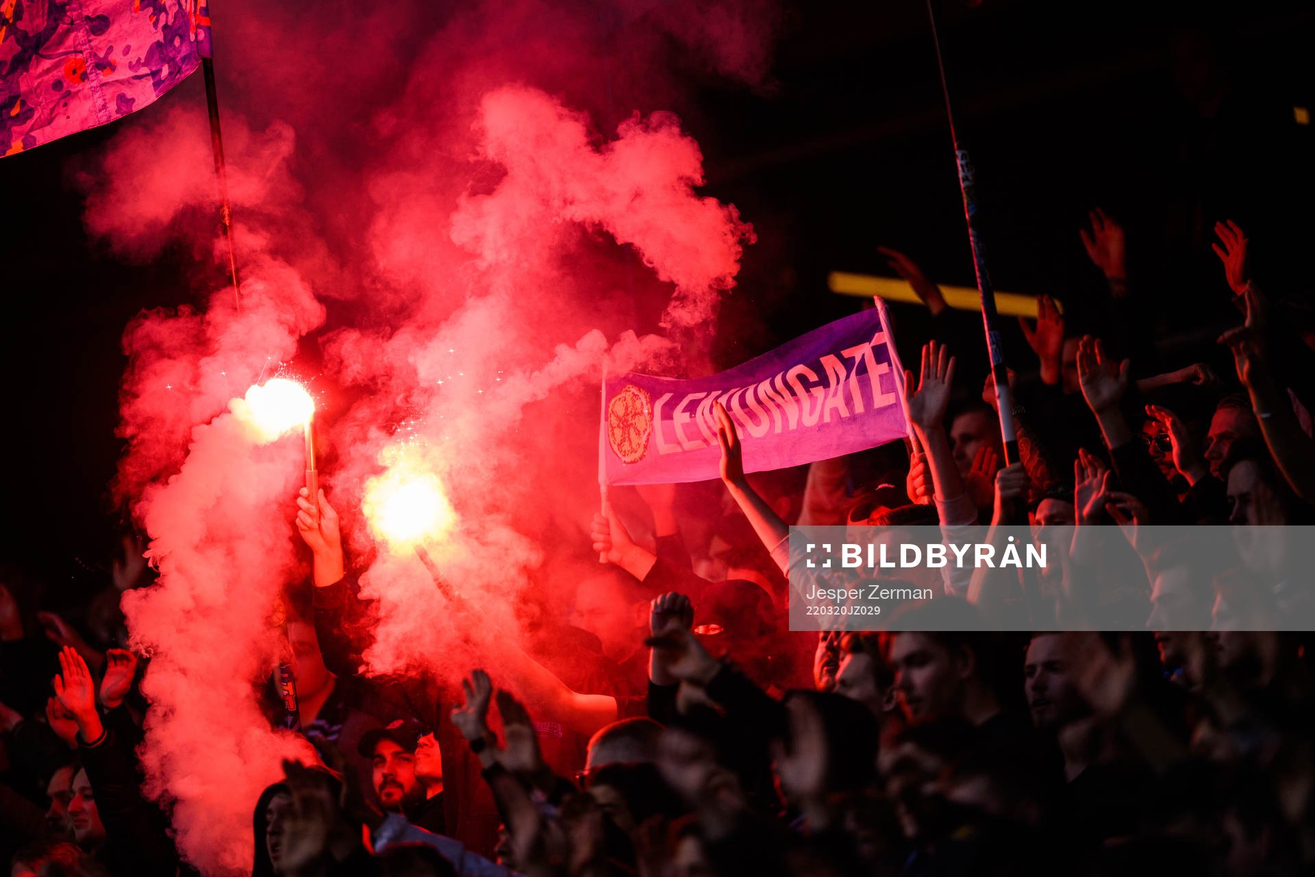Djurgårdens supportrar bränner pyroteknik