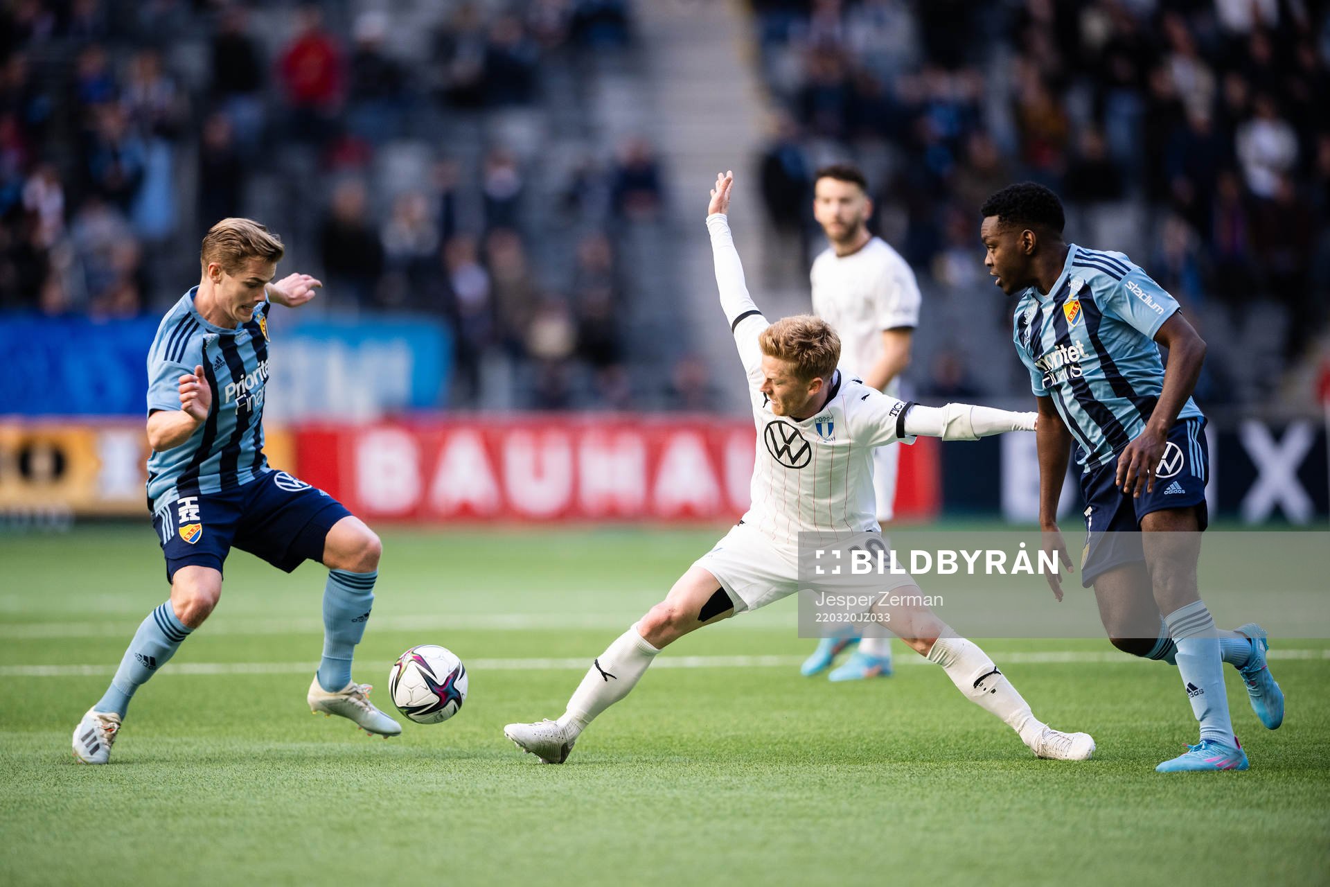 Djurgårdens Hampus Finndell och Joel Asoro mot Malmö FFs