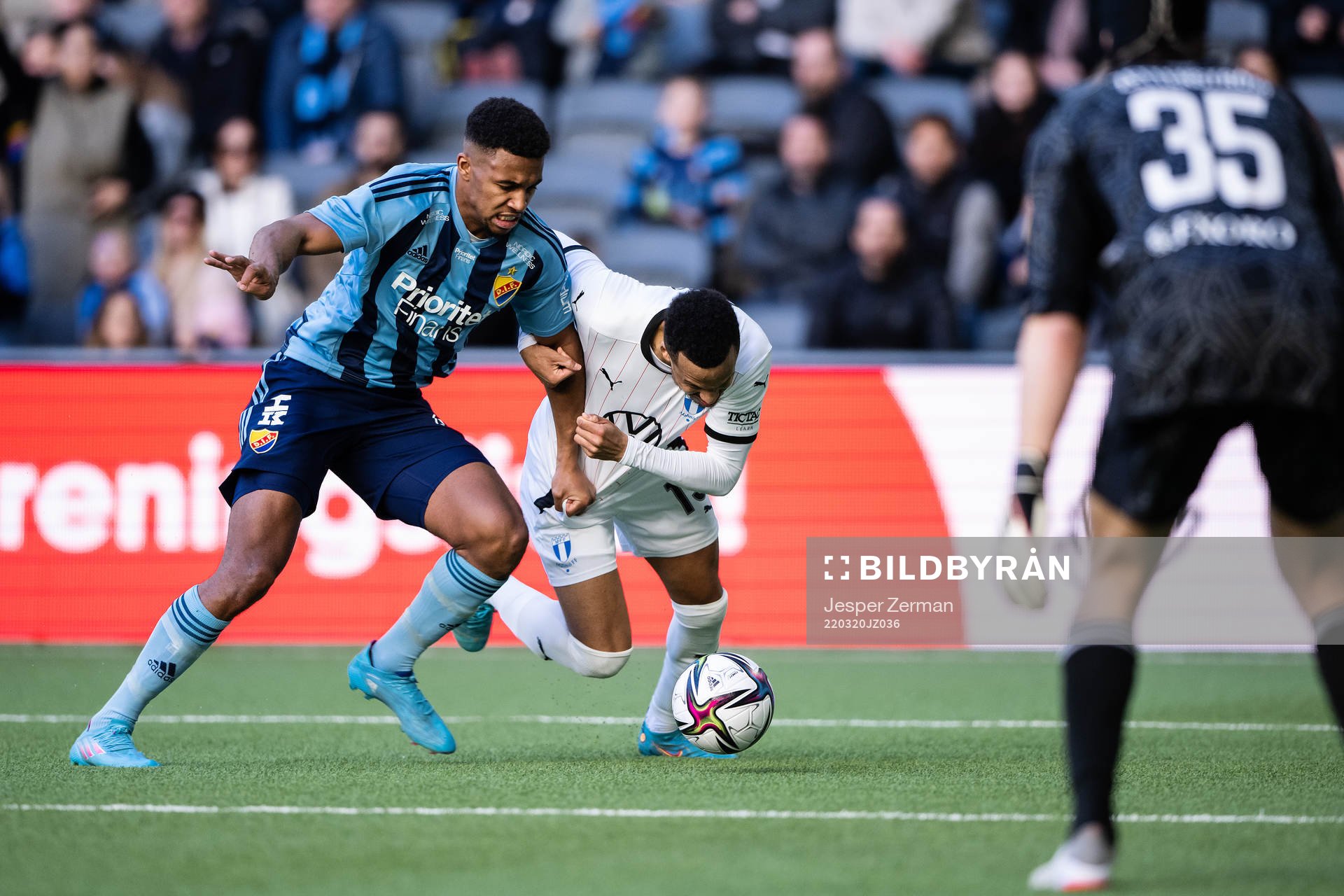 Djurgårdens Isak Hien och Malmö FFs Martin Olsson