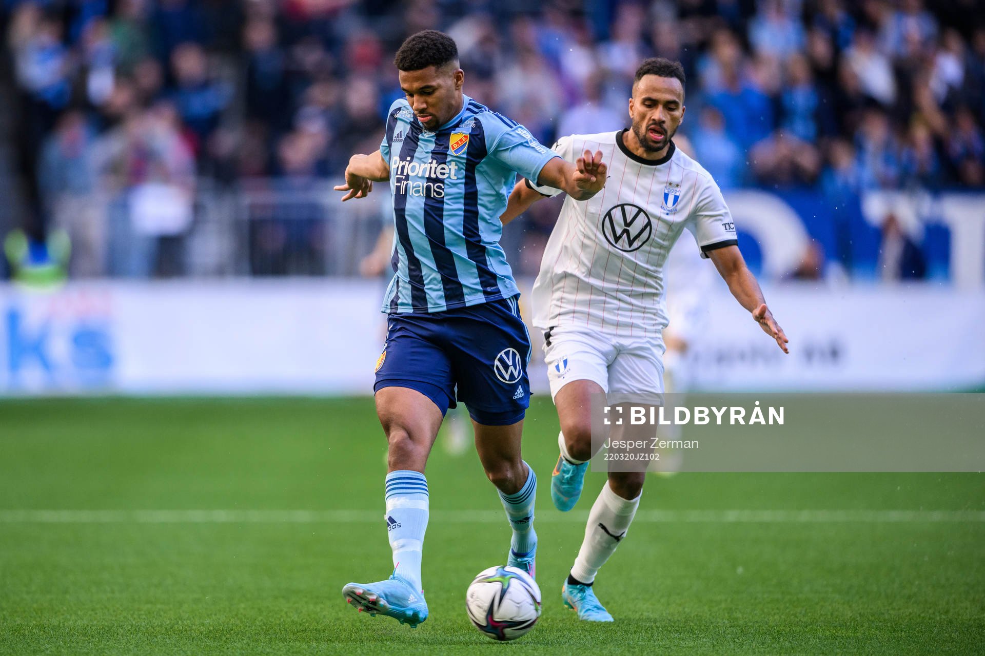 Djurgårdens Isak Hien och Malmö FFs Isaac Kiese Thelin