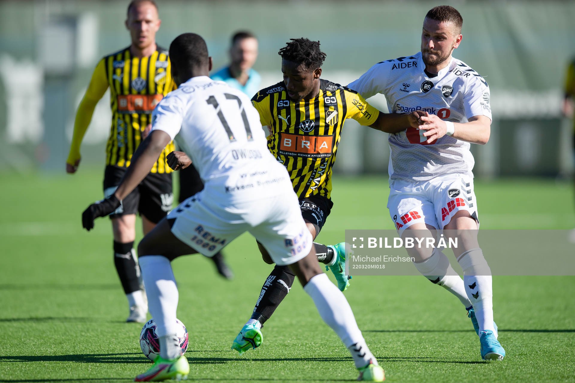 Häckens Ibrahim Sadiq mot Odds Flamur Kastrati under fotbollsmatchen i träningsmatchen mellan Häcken och Odds BK den 20 mars 2022 i Göteborg.