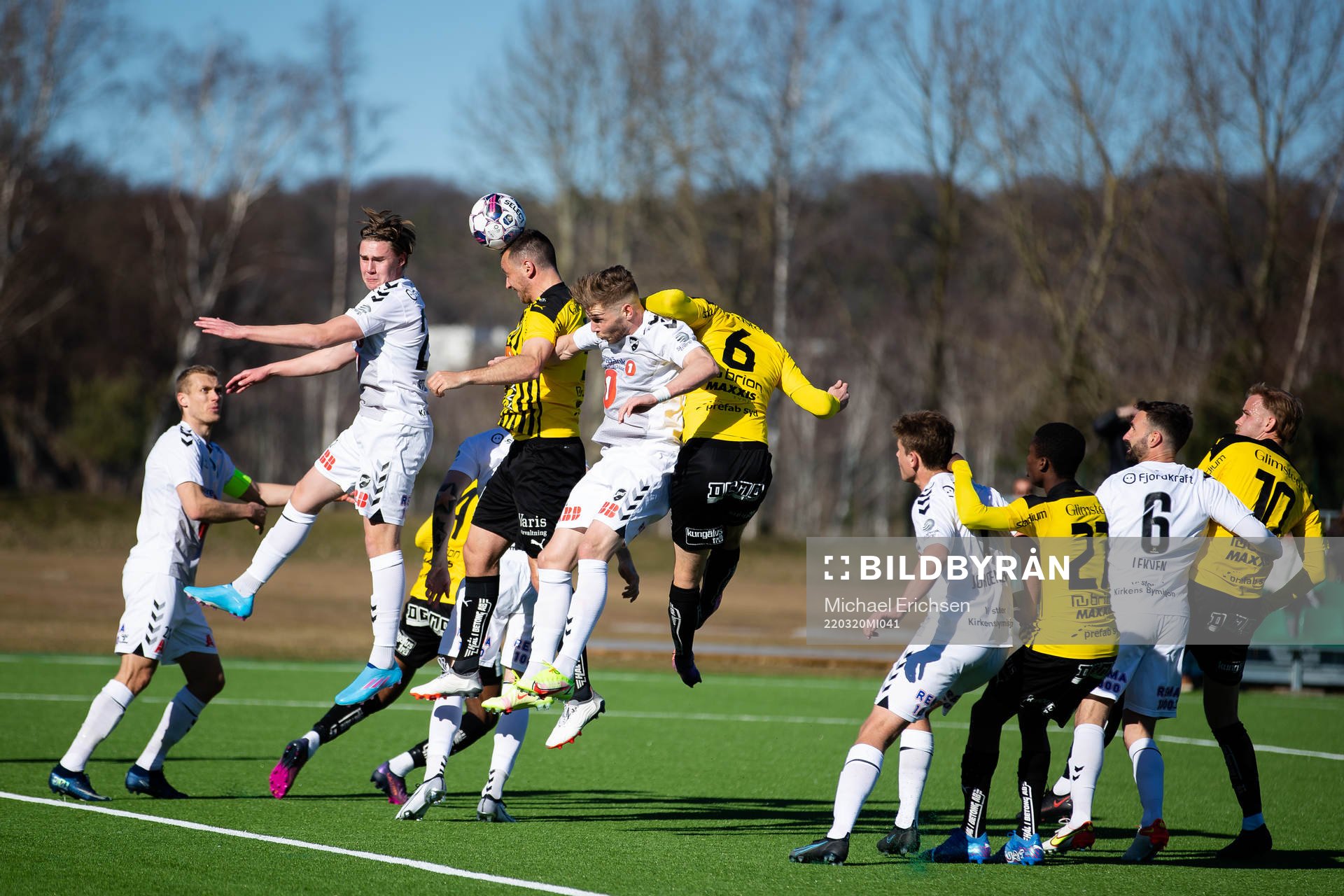 Häckens Even Hovland når högst på en hörna