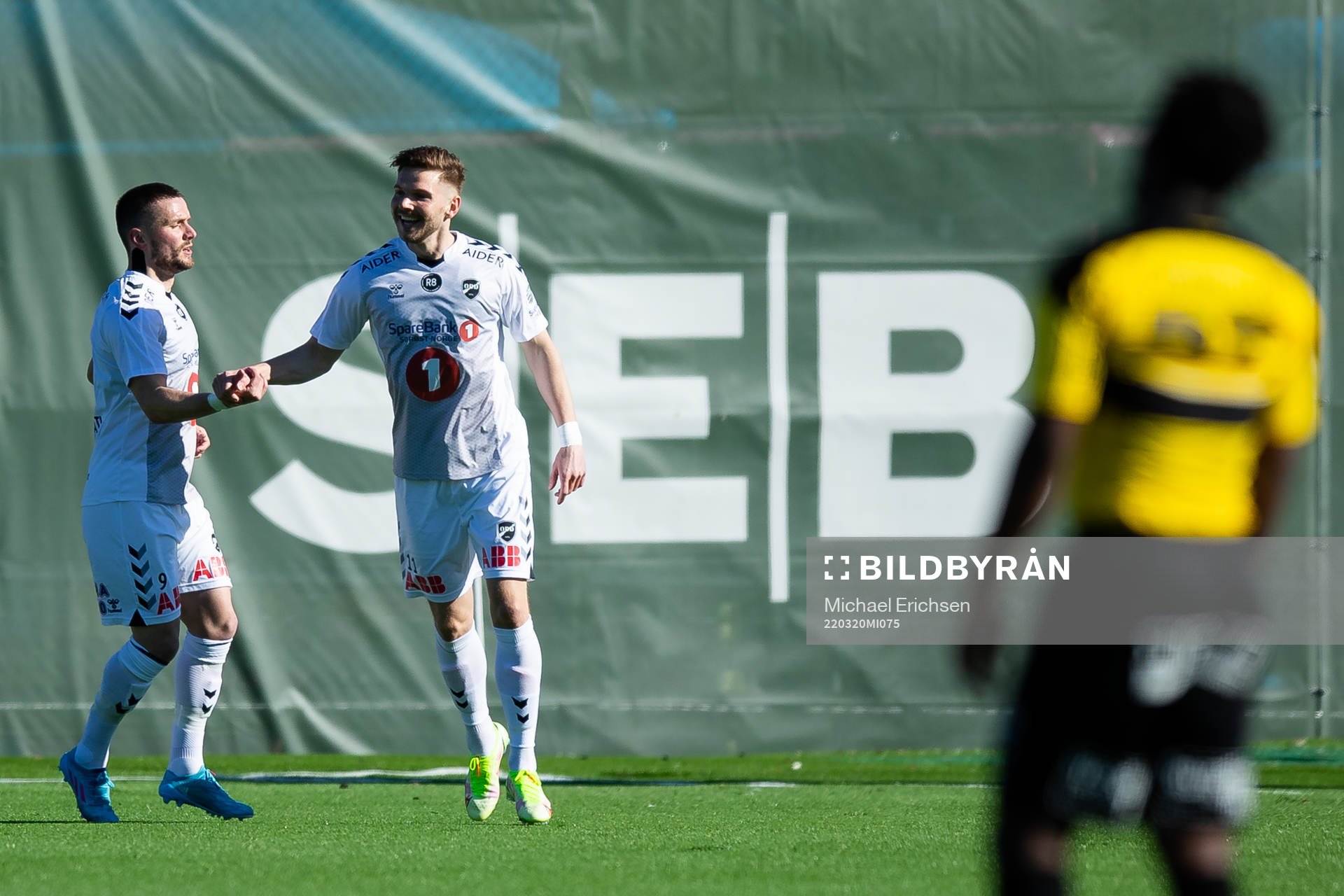 Odds Gilli Rolantsson Sörensen jublar ihop med Flamur Kastrati efter 1-2 under fotbollsmatchen i träningsmatchen mellan Häcken och Odds BK den 20 mars 2022 i Göteborg.